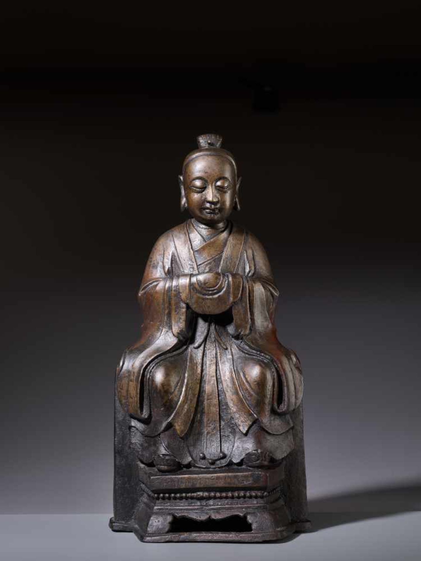 A LARGE BRONZE FIGURE OF A YOUTHFUL DAOIST DEITY, MING DYNASTYCast bronze with incised detail - Image 2 of 8
