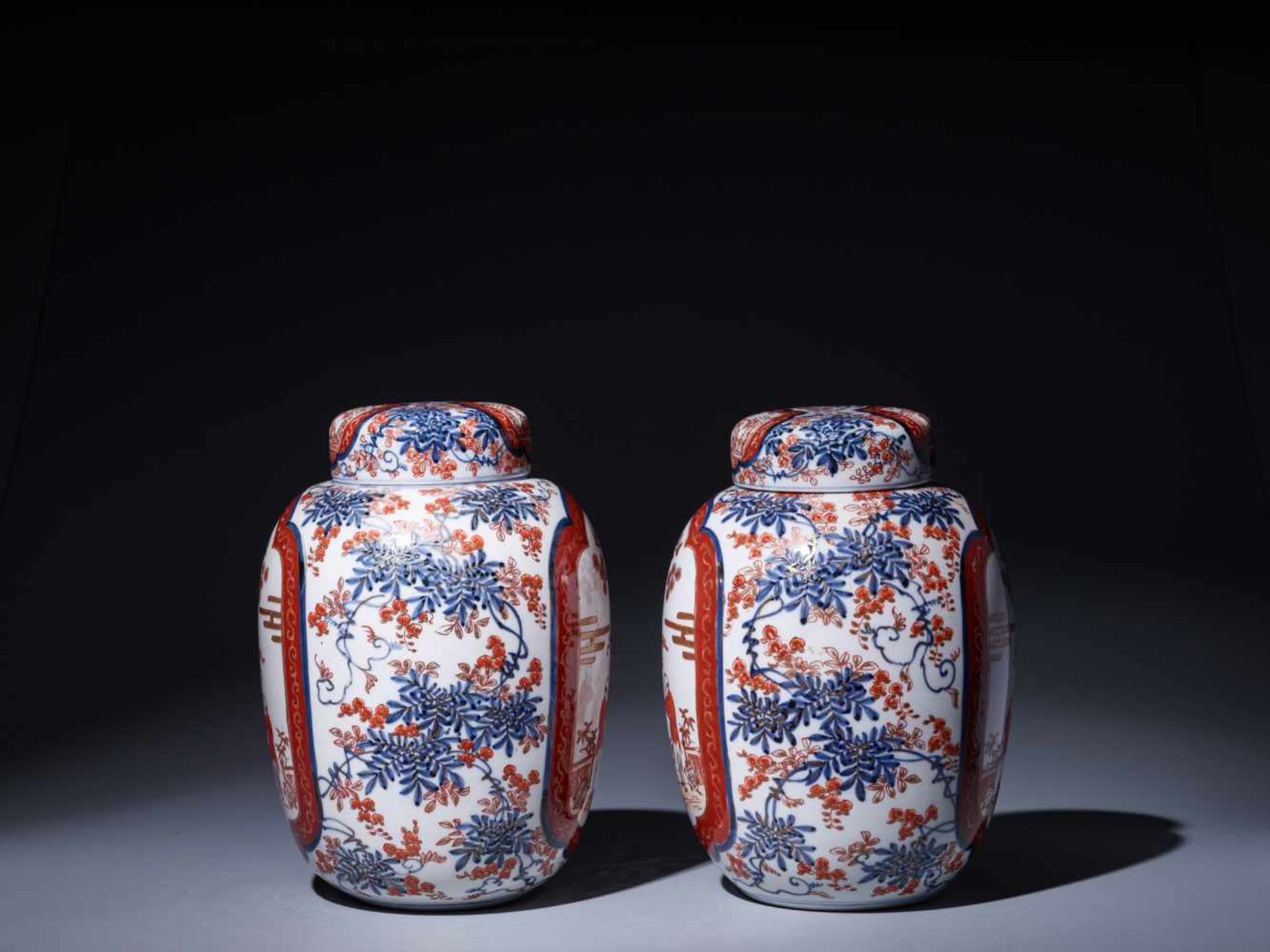 A PAIR OF IMARI PORCELAIN GINGER JARS WITH LIDSImari porcelainJapan, 1900s, Meiji period (1868- - Image 2 of 6