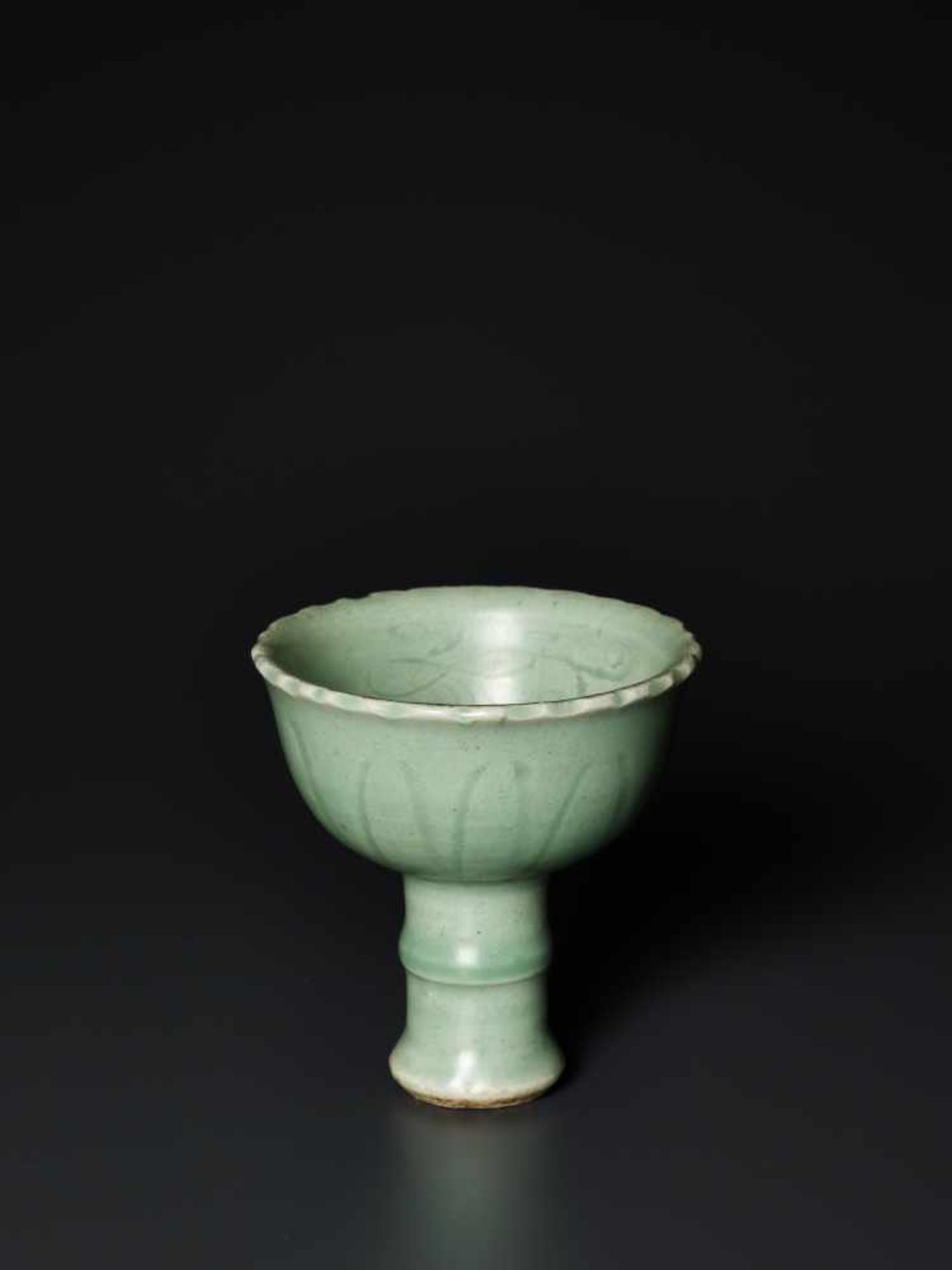 AN INCISED LONGQUAN CELADON STEM CUP, YUAN DYNASTYThe elegant and almost flawless celadon glaze - Image 3 of 8