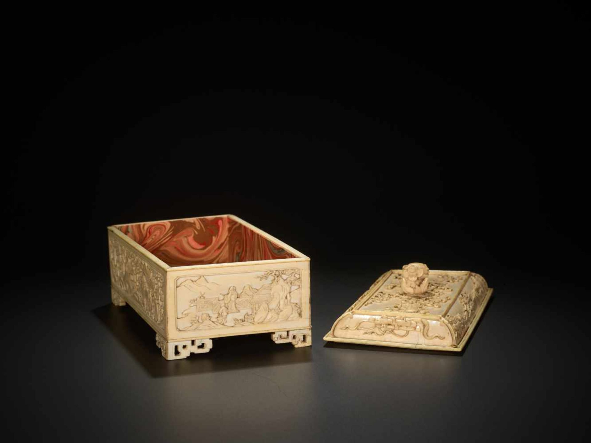 A RARE CANTONESE IVORY BOX WITH COVER, EARLY 19th CENTURY Ivory, wooden inset with marble paper - Image 6 of 7