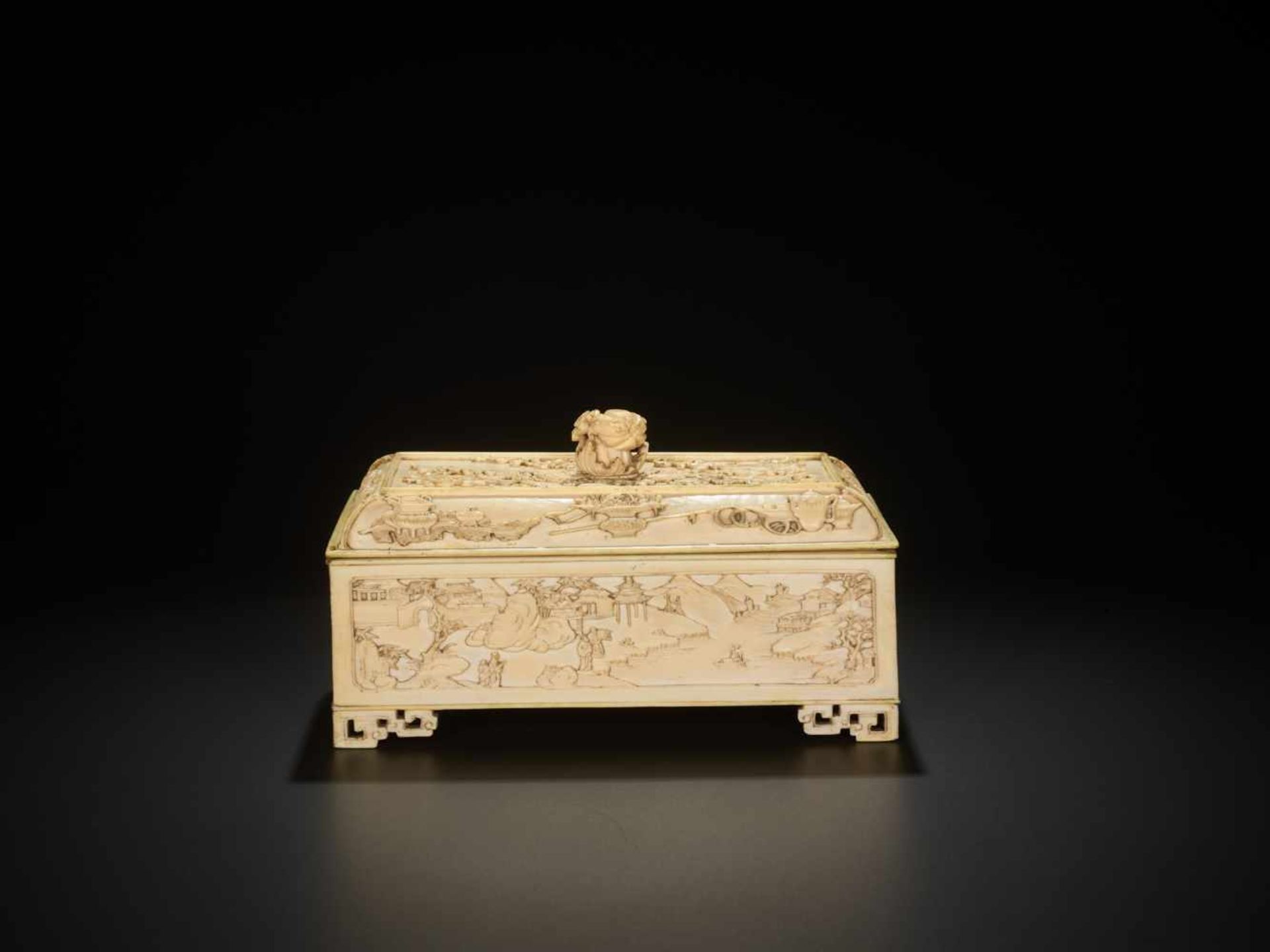 A RARE CANTONESE IVORY BOX WITH COVER, EARLY 19th CENTURY Ivory, wooden inset with marble paper - Image 3 of 7