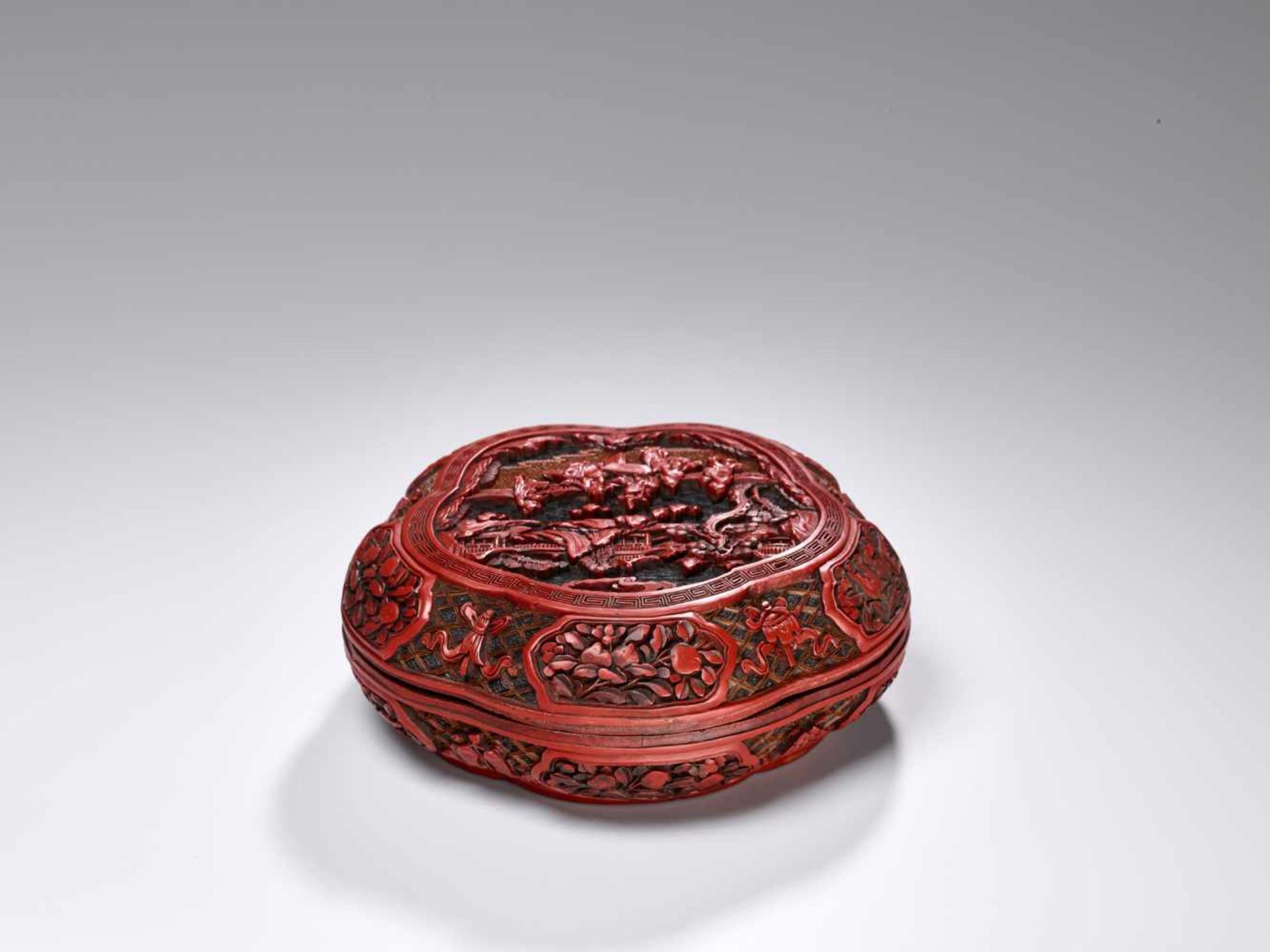 A VERY RARE CARVED THREE-COLOR LACQUER LOBED BOX AND COVER, QIANLONG Carved lacquer in high relief - Image 5 of 14