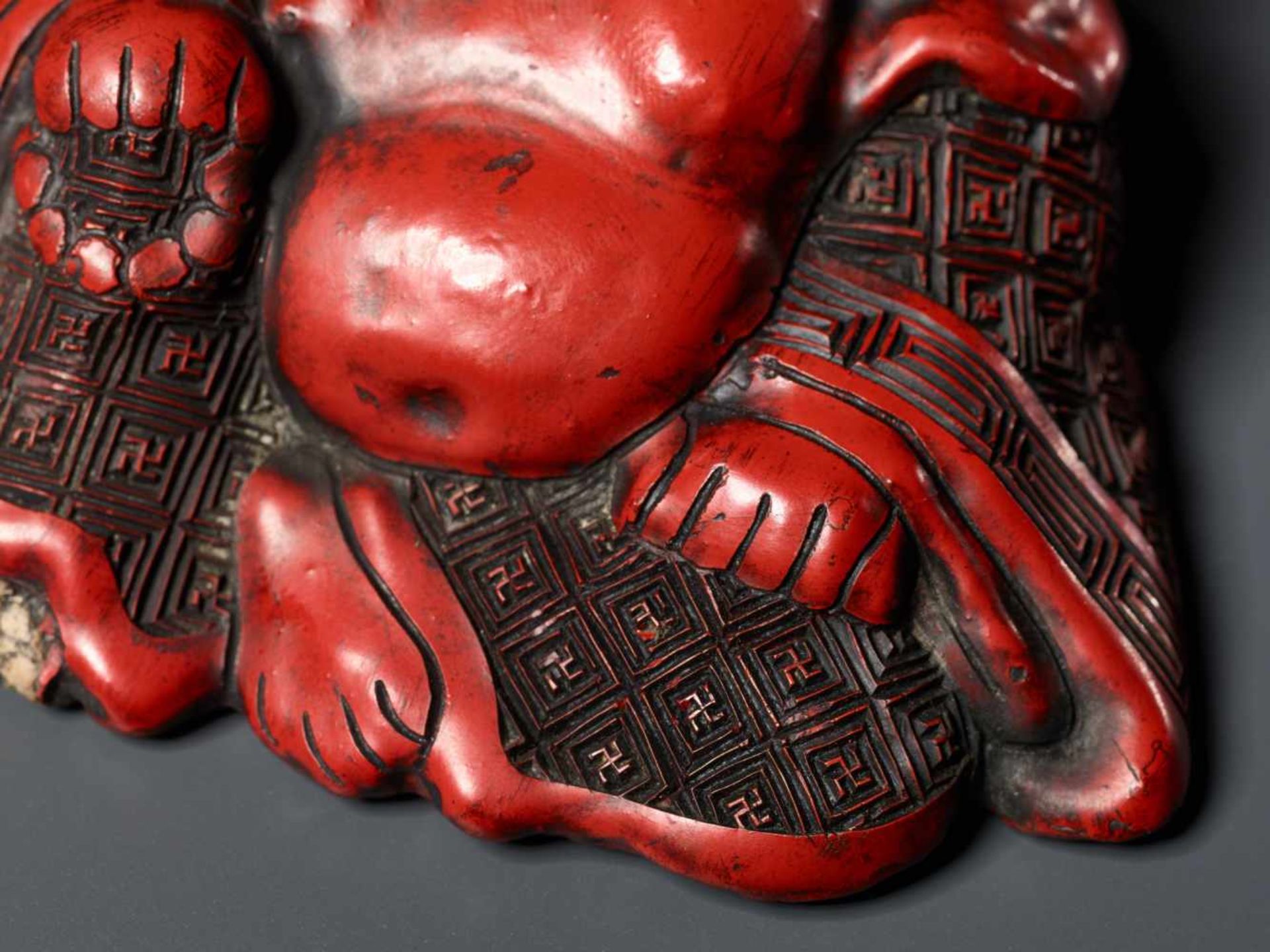 A CINNABAR LACQUER BUDAI, QING DYNASTY, POSSIBLY BY LU GUISHENGThe ceramic statue entirely covered - Image 7 of 8