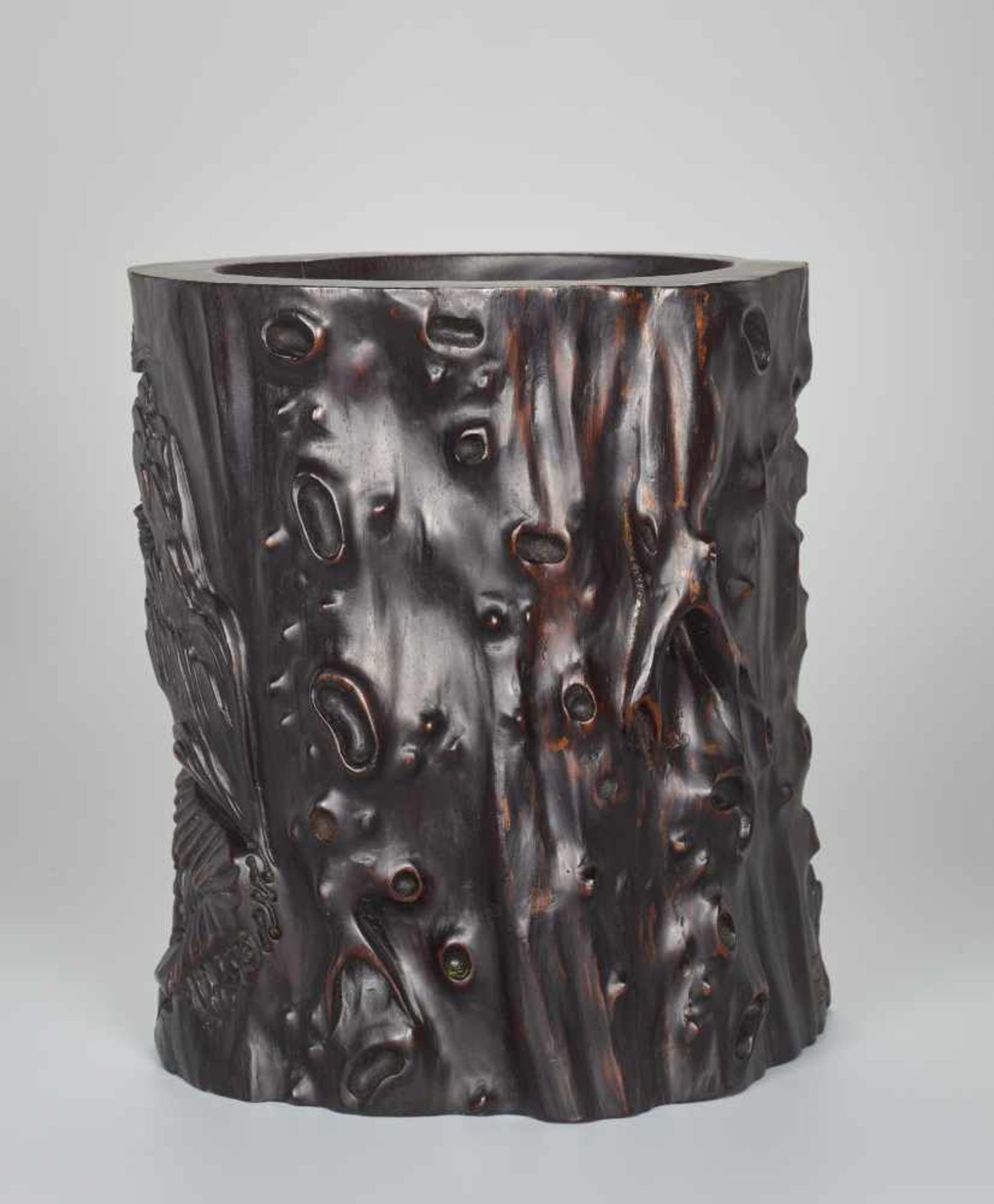 A LARGE ZITAN ‘TREE TRUNK’ BRUSHPOT WITH SCHOLARS, QING DYNASTY Carved Zitan wood, signed Wu Shi, - Image 5 of 11
