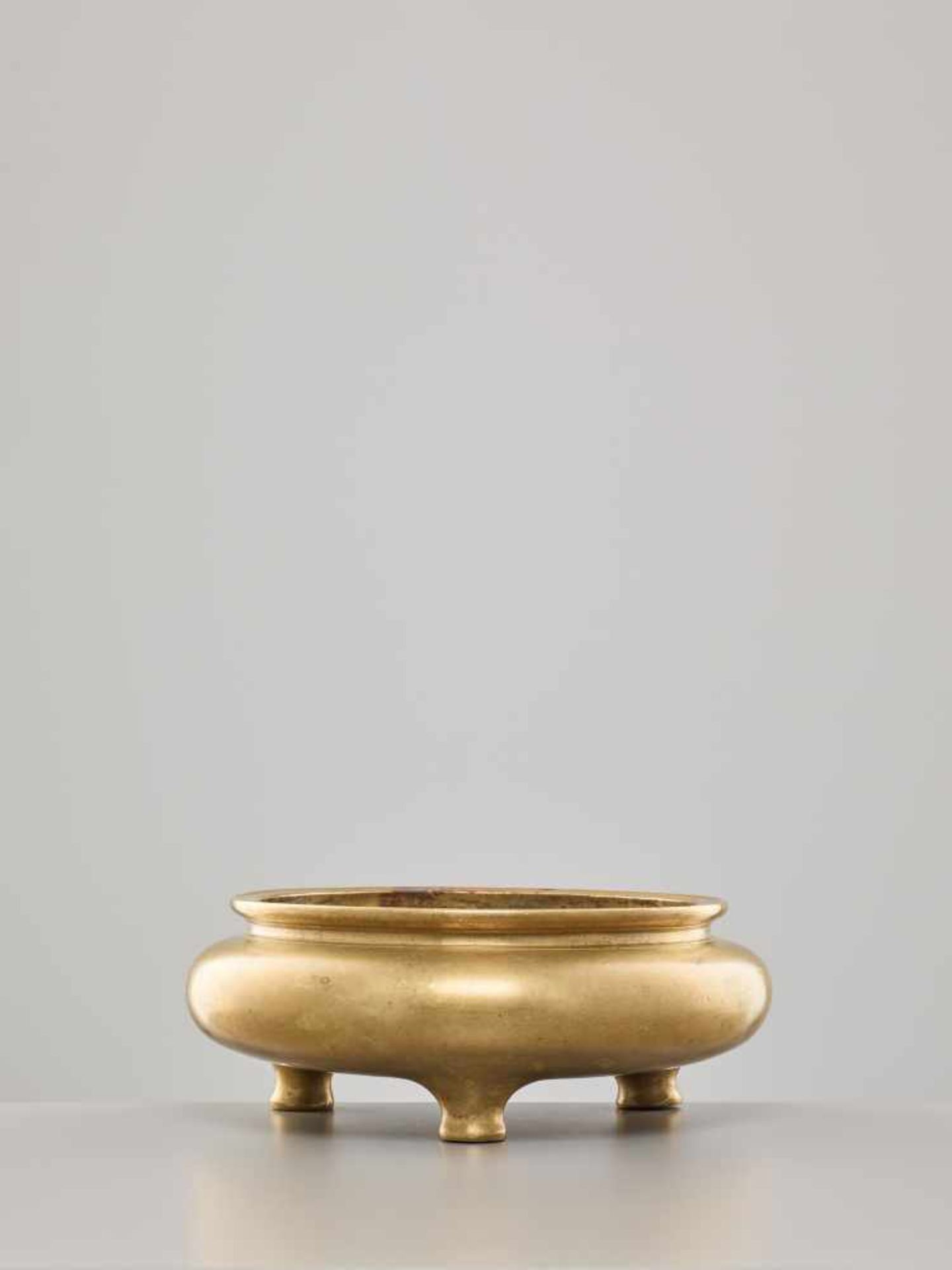 A BRONZE TRIPOD CENSER, XUANDE MARK, 17TH CENTURYThe bronze patinated to a light golden-brown - Image 4 of 9