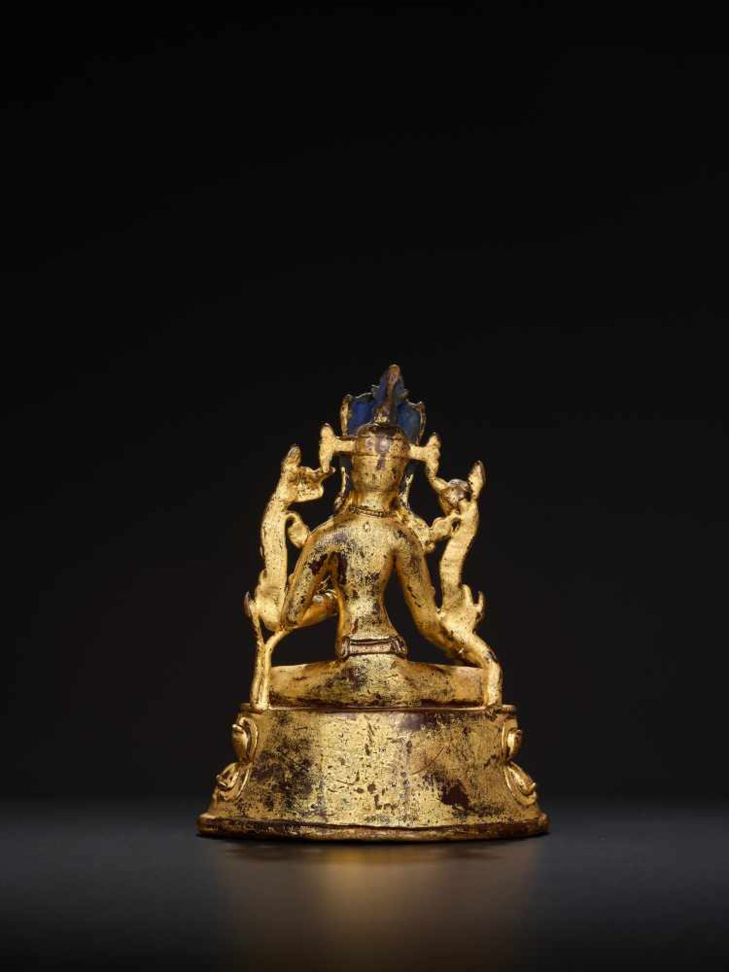 A TURQUOISE INLAID GILT BRONZE FIGURE OF A GREEN TARA, TIBET, 17th – 18th CENTURYCast and chased - Bild 5 aus 7