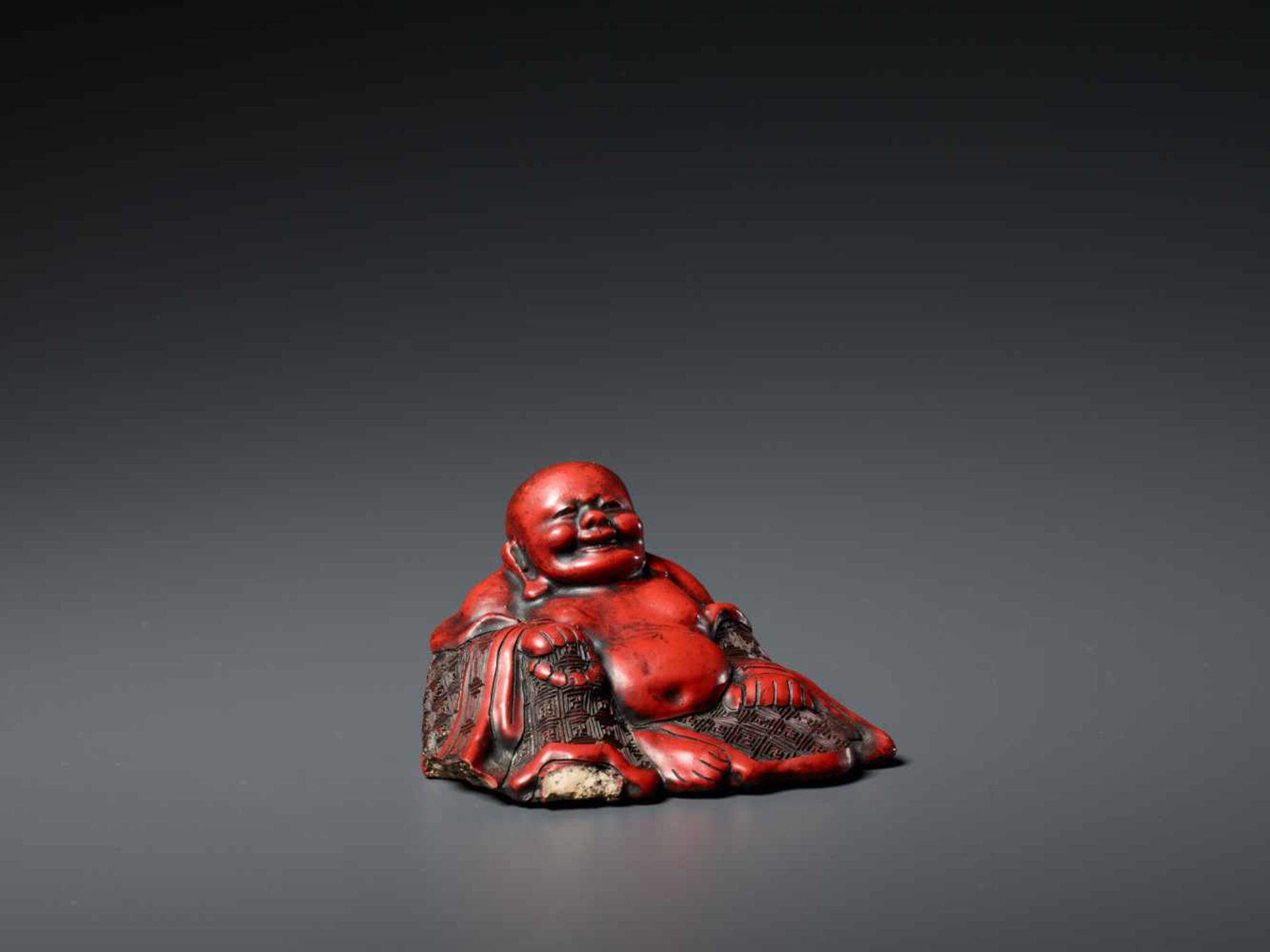 A CINNABAR LACQUER BUDAI, QING DYNASTY, POSSIBLY BY LU GUISHENGThe ceramic statue entirely covered - Image 2 of 8