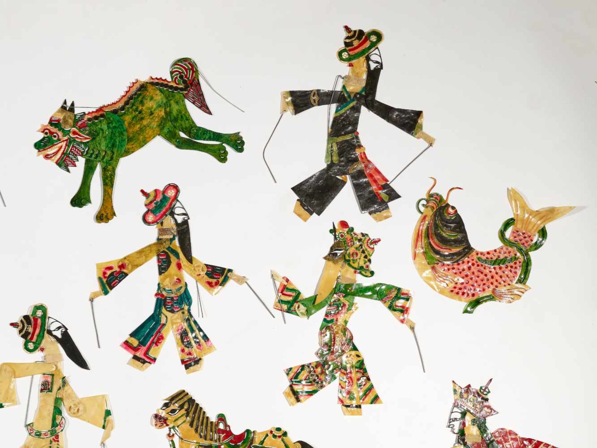 A SET WITH 21 HAND PAINTED CHINESE SHADOW PUPPETS, 1930sHand painted hide, small metal rodsChina, - Image 2 of 5