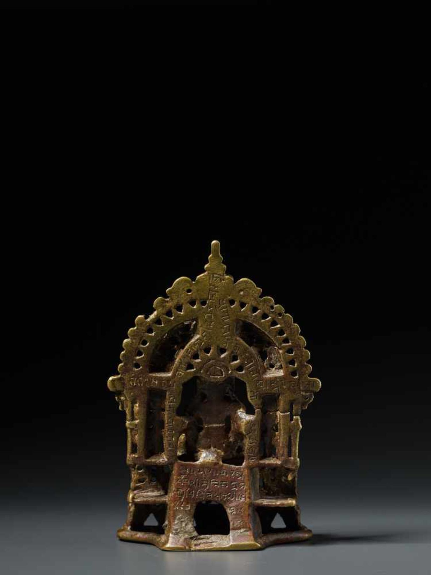 A SILVER AND COPPER INLAID JAIN BRASS SHRINE WITH MAHAVIRA, 15th – 16th CENTURY Brass with copper - Image 5 of 8