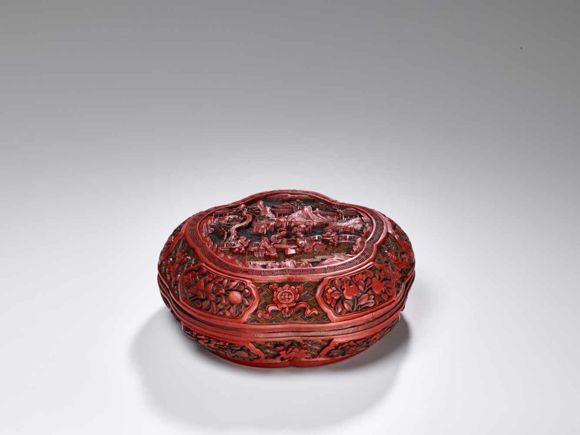 A VERY RARE CARVED THREE-COLOR LACQUER LOBED BOX AND COVER, QIANLONG Carved lacquer in high relief - Image 3 of 14