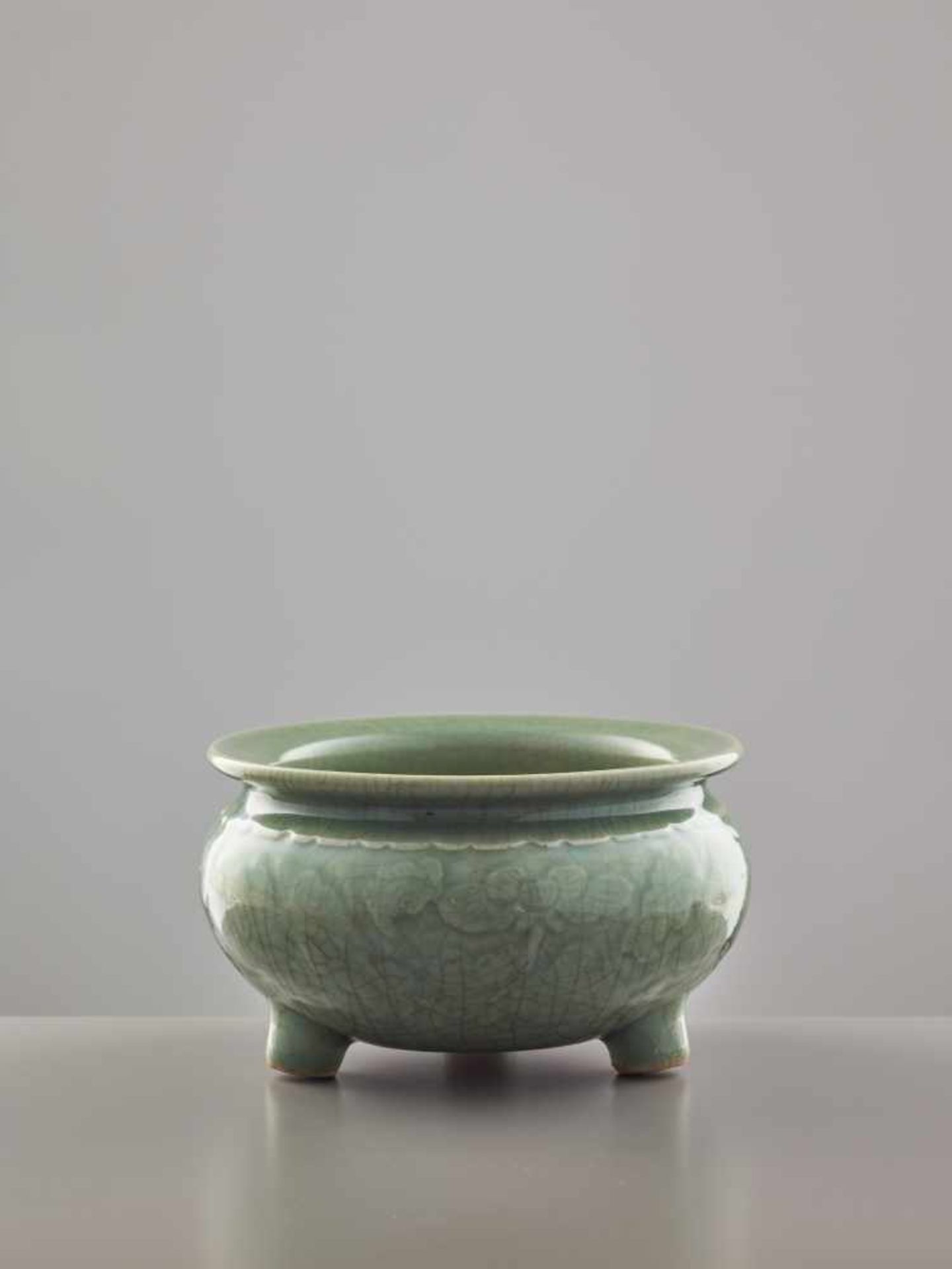 A LONGQUAN CELADON TRIPOD ‘PEONY’ CENSER, MING DYNASTY Celadon glaze stoneware with carved - Image 3 of 7