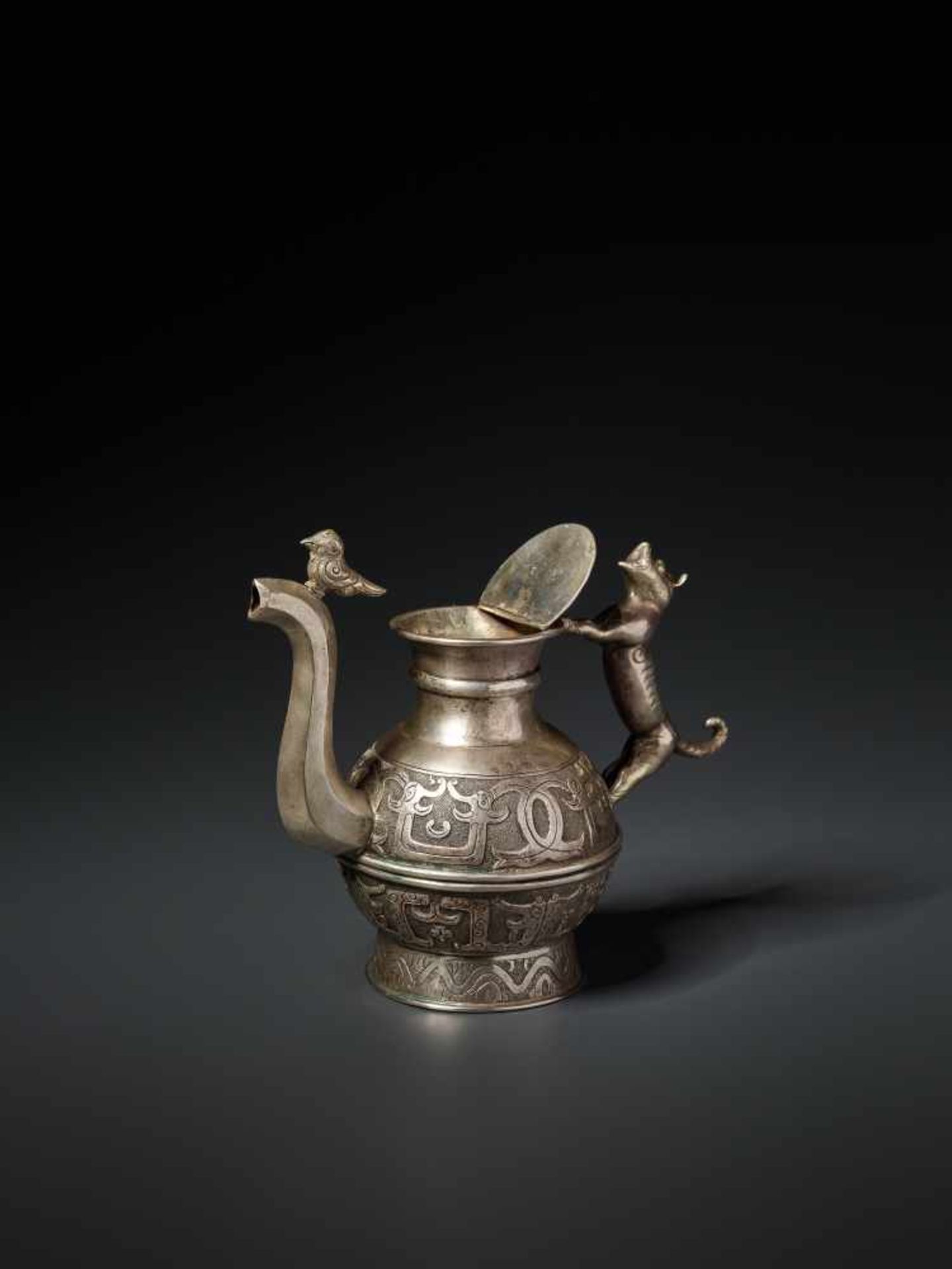 A WELL-CRAFTED ARCHAISTIC SILVER EWER, QING DYNASTY Silver, cast and chased China, Qing Dynasty This - Image 5 of 9