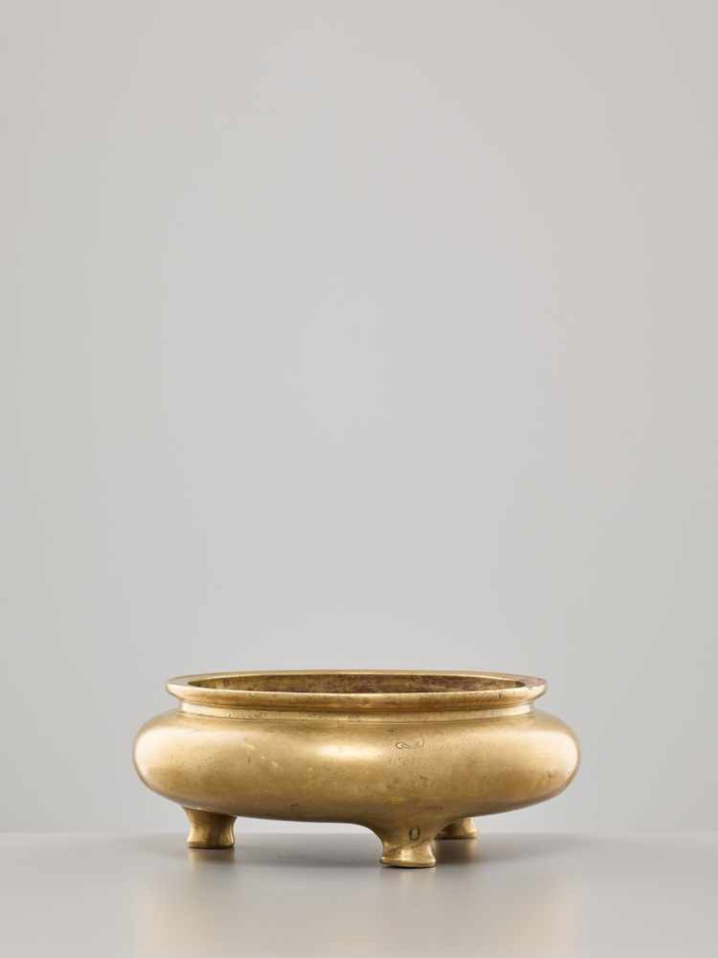 A BRONZE TRIPOD CENSER, XUANDE MARK, 17TH CENTURYThe bronze patinated to a light golden-brown - Image 5 of 9