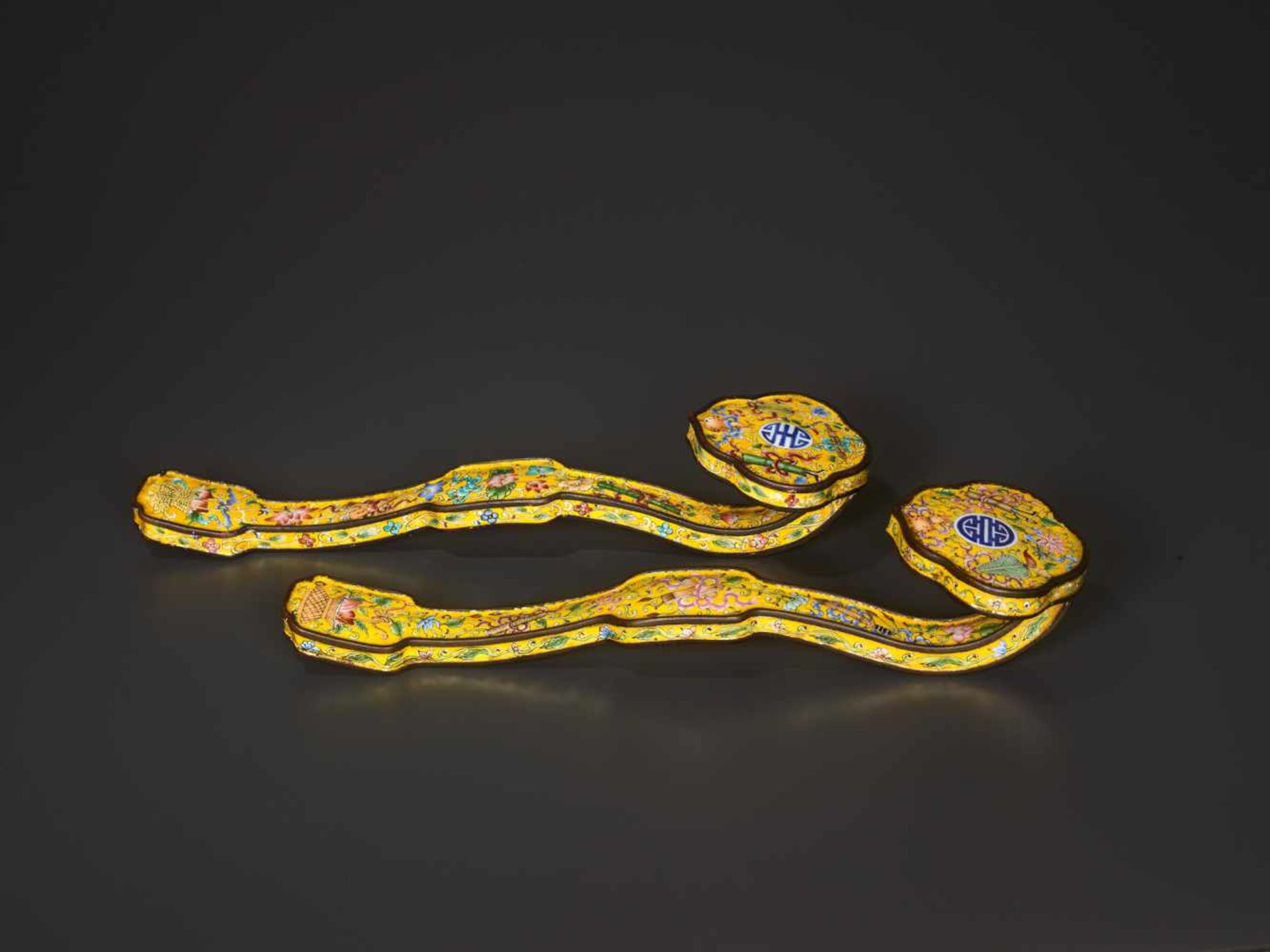 A PAIR OF QING DYNASTY CANTON ENAMEL RUYI SCEPTRES Enamel on copper bronze China, Qing Dynasty - Image 2 of 4