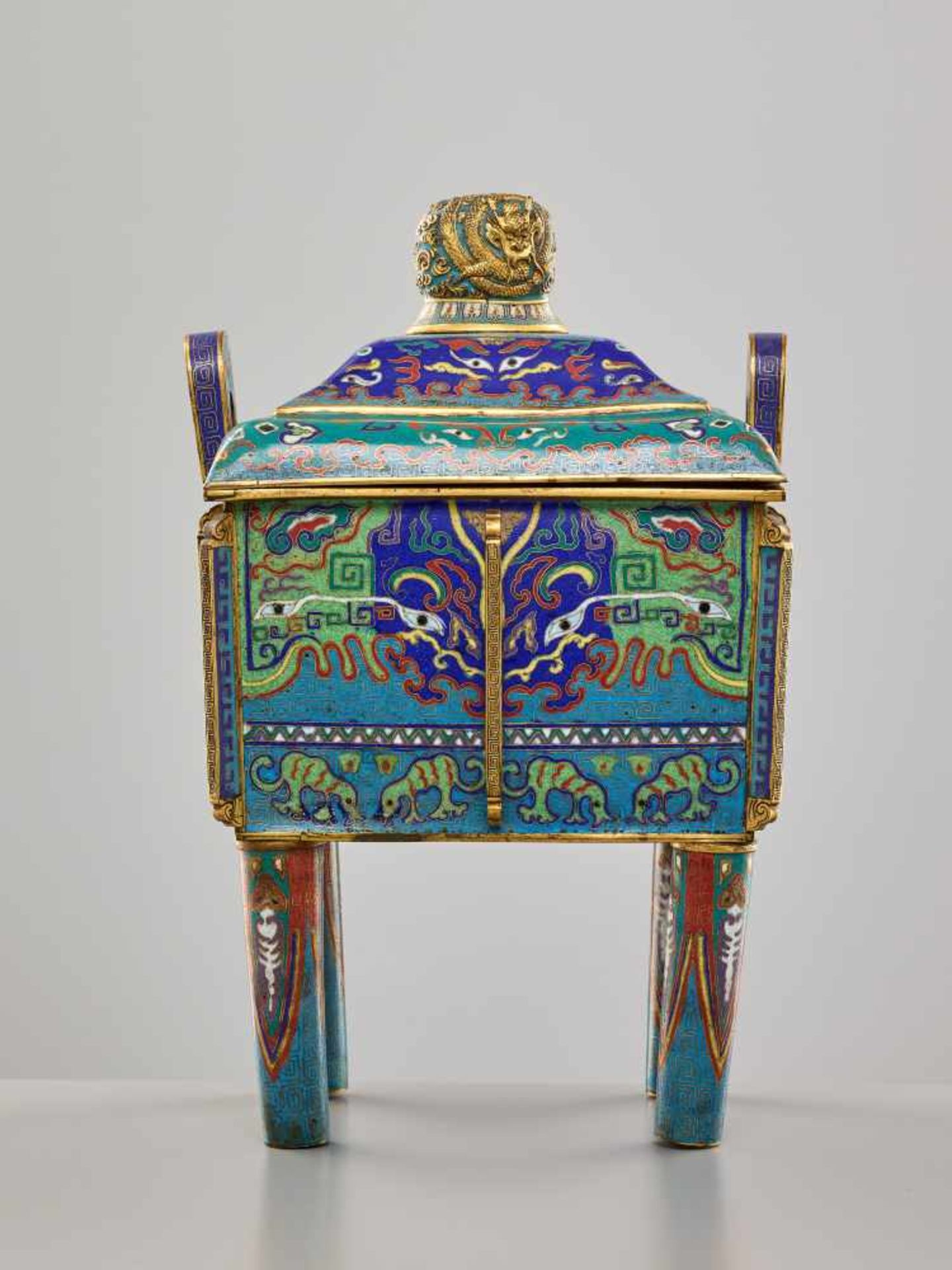 A CLOISONNÉ ENAMEL CENSER AND COVER, FANGDING, QING DYNASTYThe massively cast bronze vessel with - Image 4 of 15