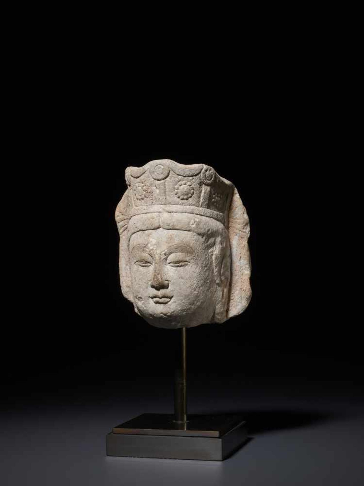 A SONG - YUAN DYNASTY SCHIST HEAD OF CROWNED GUANYIN Schist, comes with modern metal standChina, - Image 2 of 6