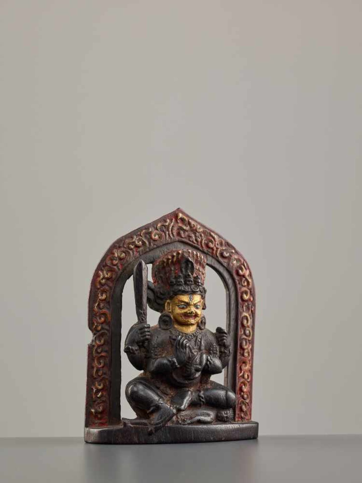 A RARE AND IMPORTANT GILT AND POLYCHROMED ZITAN FIGURE OF MAHAKALA, 16th – 17th CENTURY Zitan with - Image 3 of 8