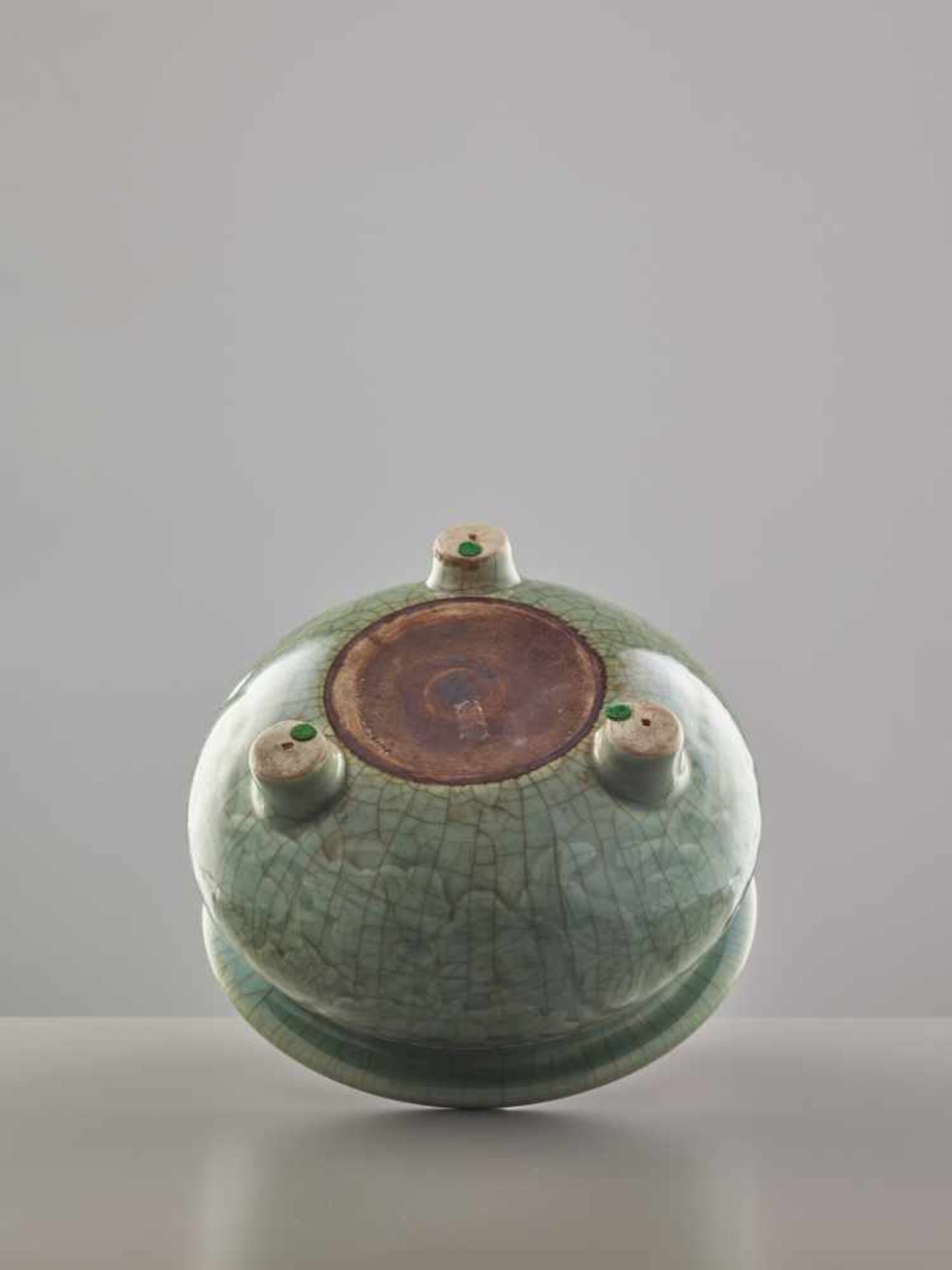 A LONGQUAN CELADON TRIPOD ‘PEONY’ CENSER, MING DYNASTY Celadon glaze stoneware with carved - Image 5 of 7