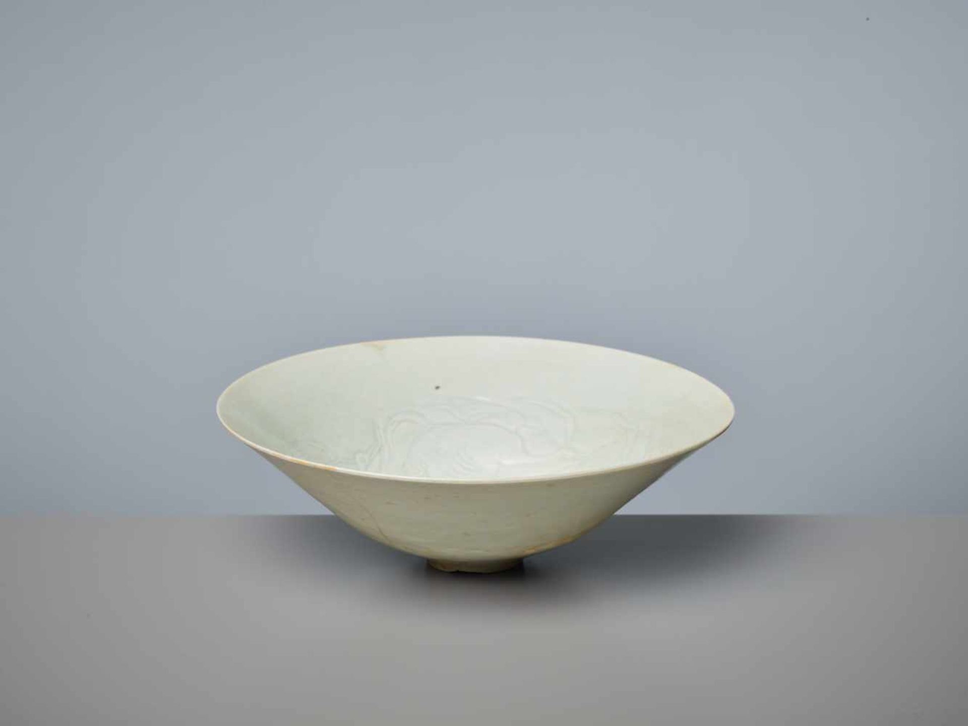 A CARVED QINGBAI BOWL, NORTHERN SONG DYNASTYThe thinly potted conical body with steep sides rising - Image 4 of 7