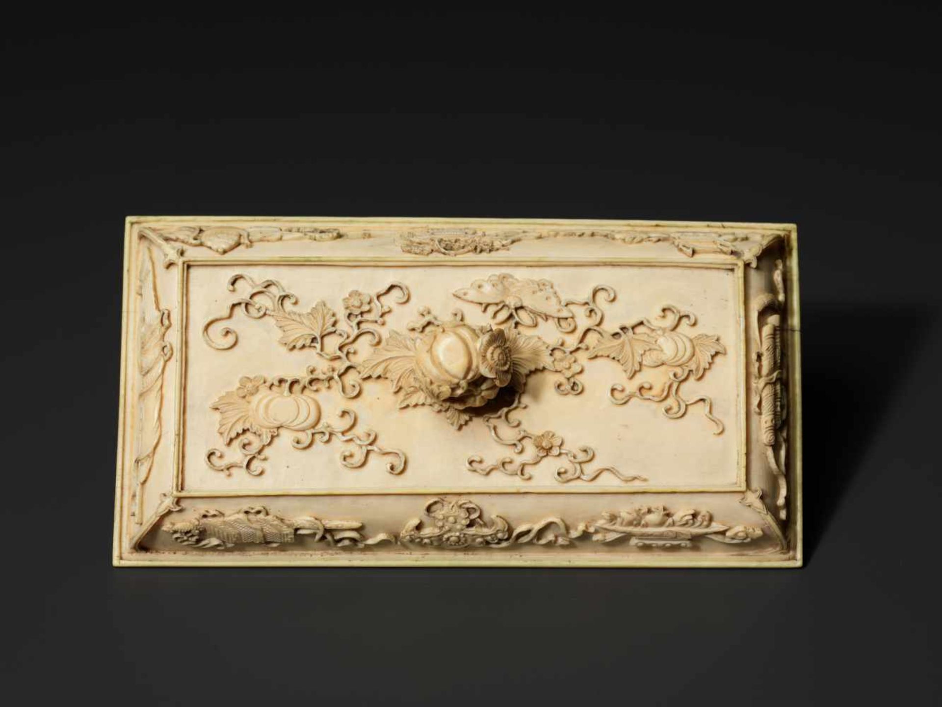 A RARE CANTONESE IVORY BOX WITH COVER, EARLY 19th CENTURY Ivory, wooden inset with marble paper - Image 2 of 7