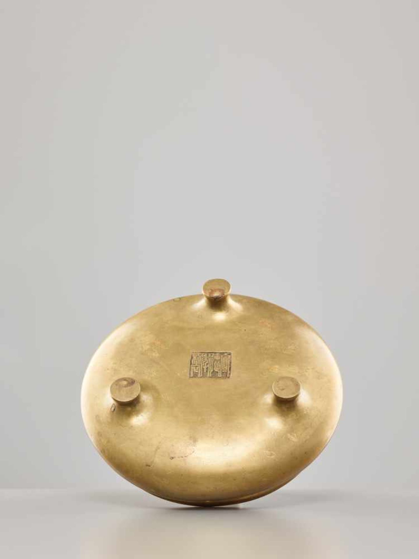 A BRONZE TRIPOD CENSER, XUANDE MARK, 17TH CENTURYThe bronze patinated to a light golden-brown - Image 3 of 9