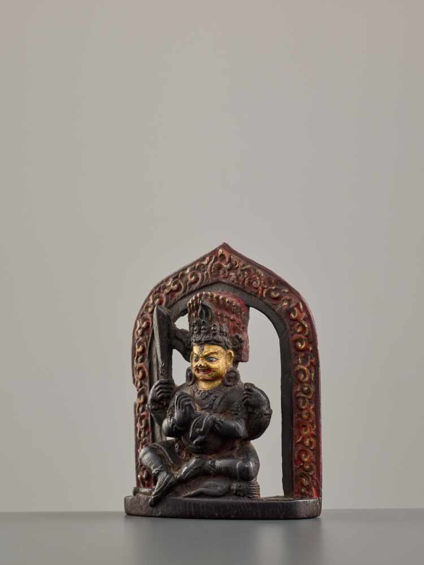 A RARE AND IMPORTANT GILT AND POLYCHROMED ZITAN FIGURE OF MAHAKALA, 16th – 17th CENTURY Zitan with - Image 2 of 8