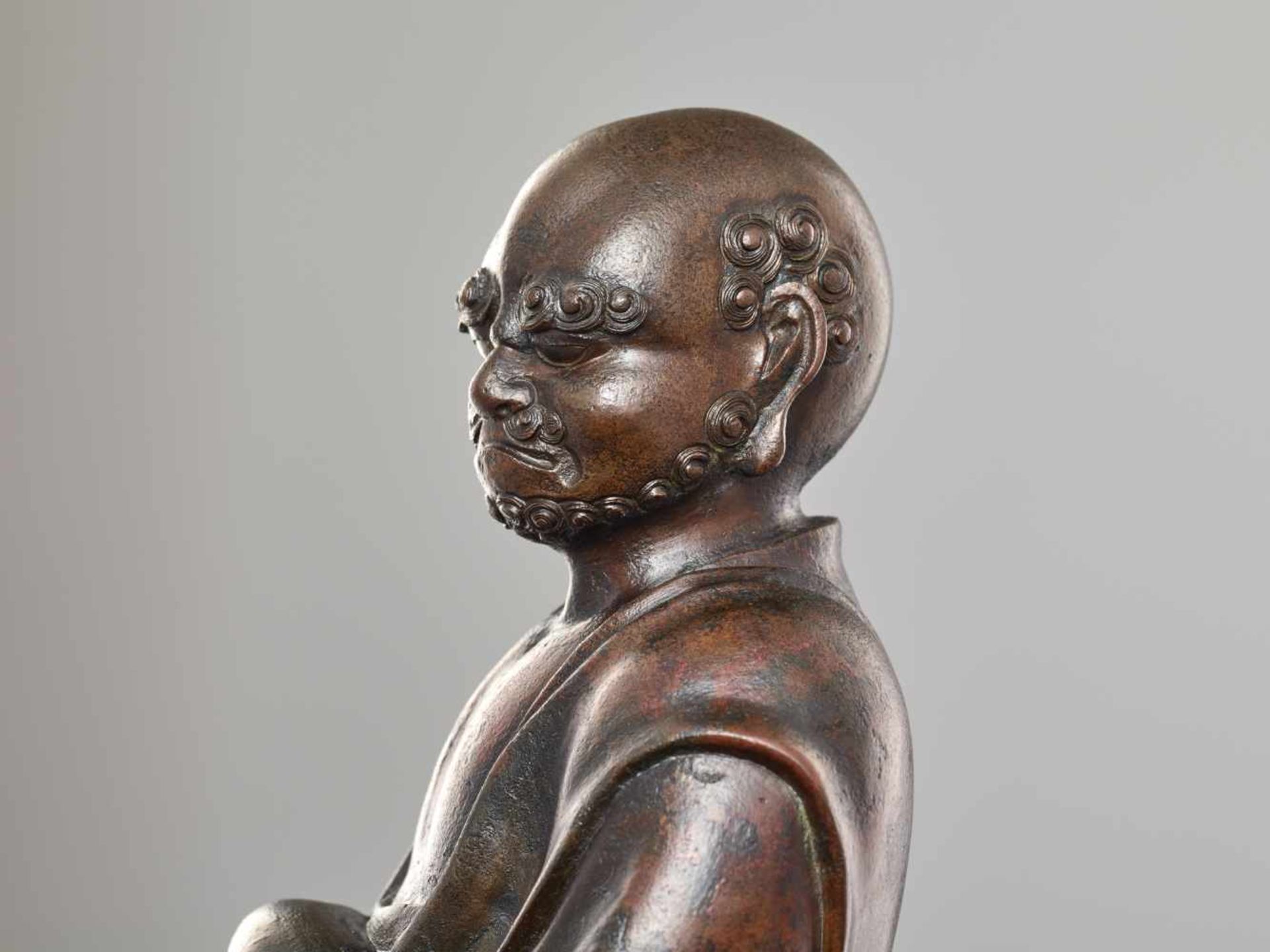 AN EXCELLENT BRONZE STATUE OF DARUMA, 17th/18th CENTURYBronzeJapan, 17th/18th century, Edo period ( - Image 13 of 16