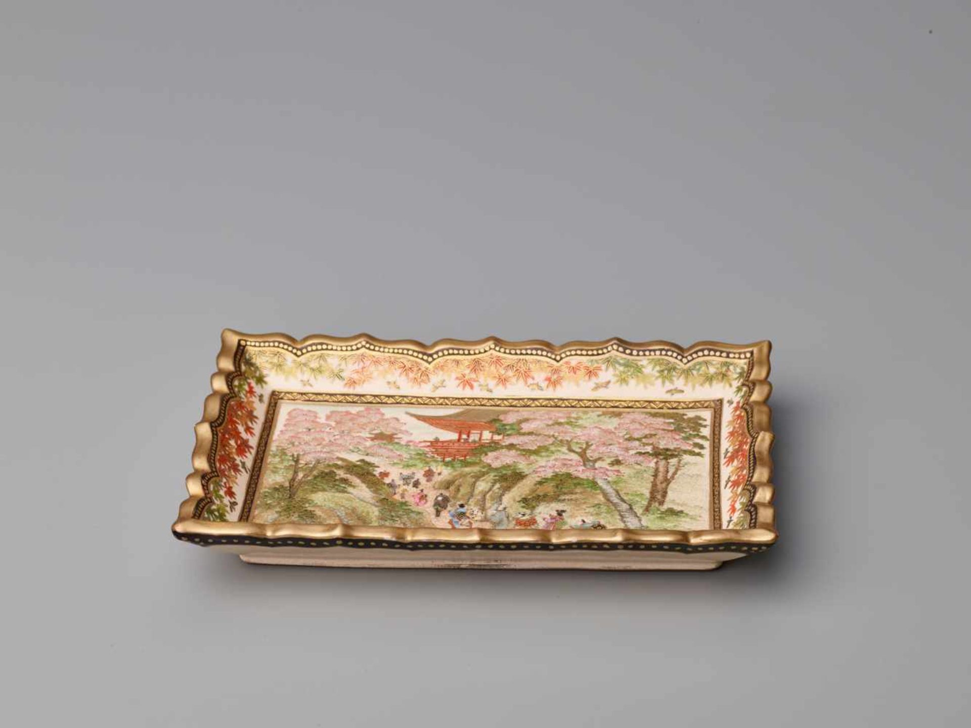 A FINE SATSUMA TRAY BY SENZANSatsuma ceramicJapan, late 19th century, Meiji period (1868-1912)The - Image 8 of 11