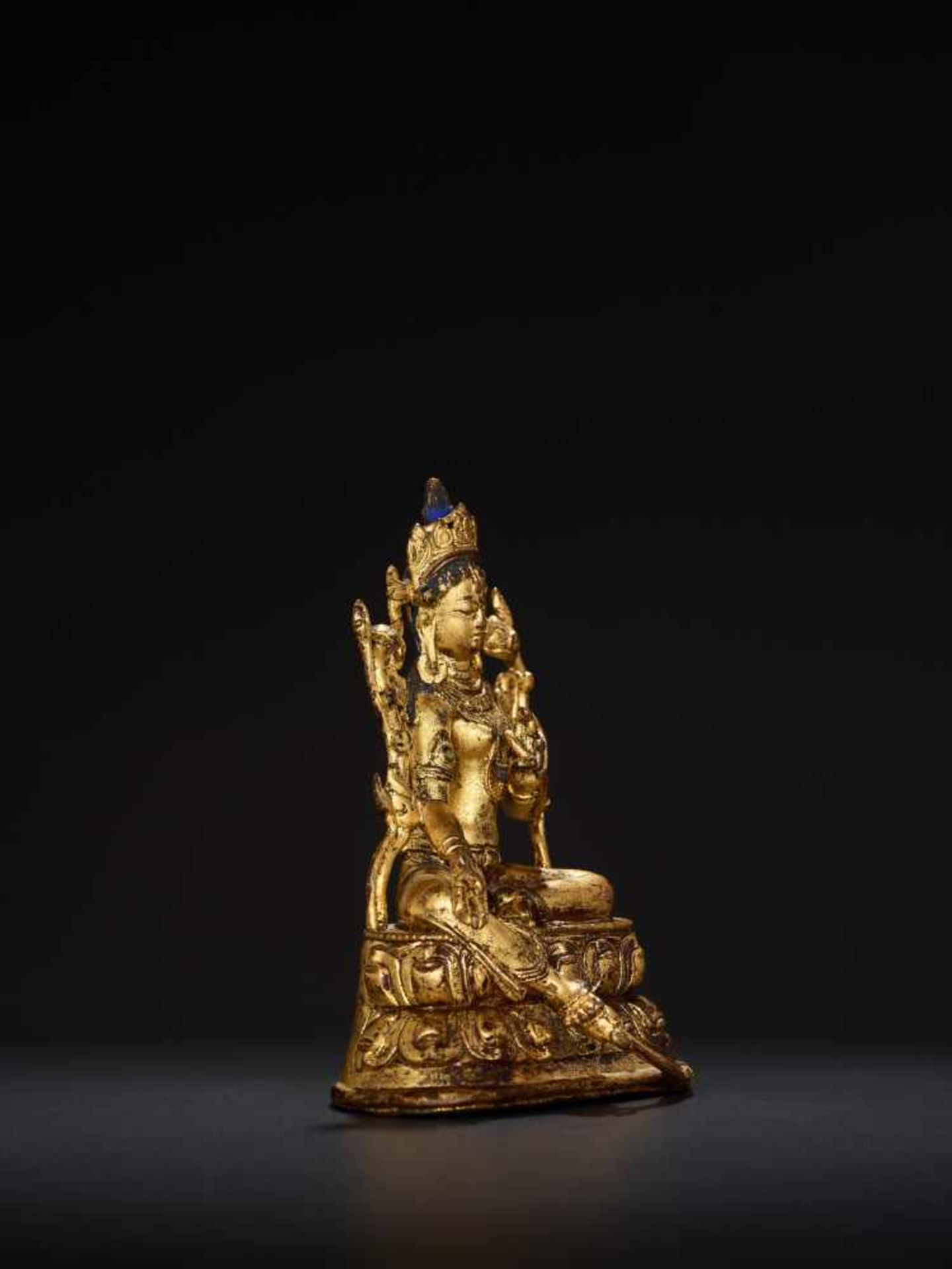 A TURQUOISE INLAID GILT BRONZE FIGURE OF A GREEN TARA, TIBET, 17th – 18th CENTURYCast and chased - Bild 4 aus 7