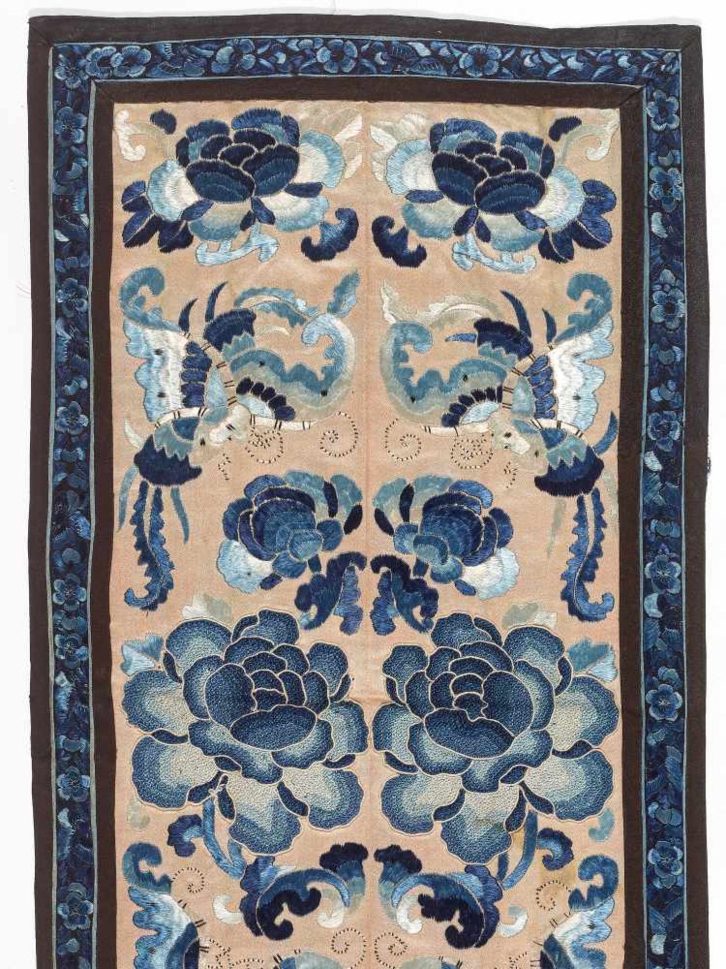 LOT WITH TWO PEKING KNOT EMBROIDERIES ‘PEONIES, BATS AND BUTTERFLIES’, 1900sSilk with blue, crème - Image 2 of 5