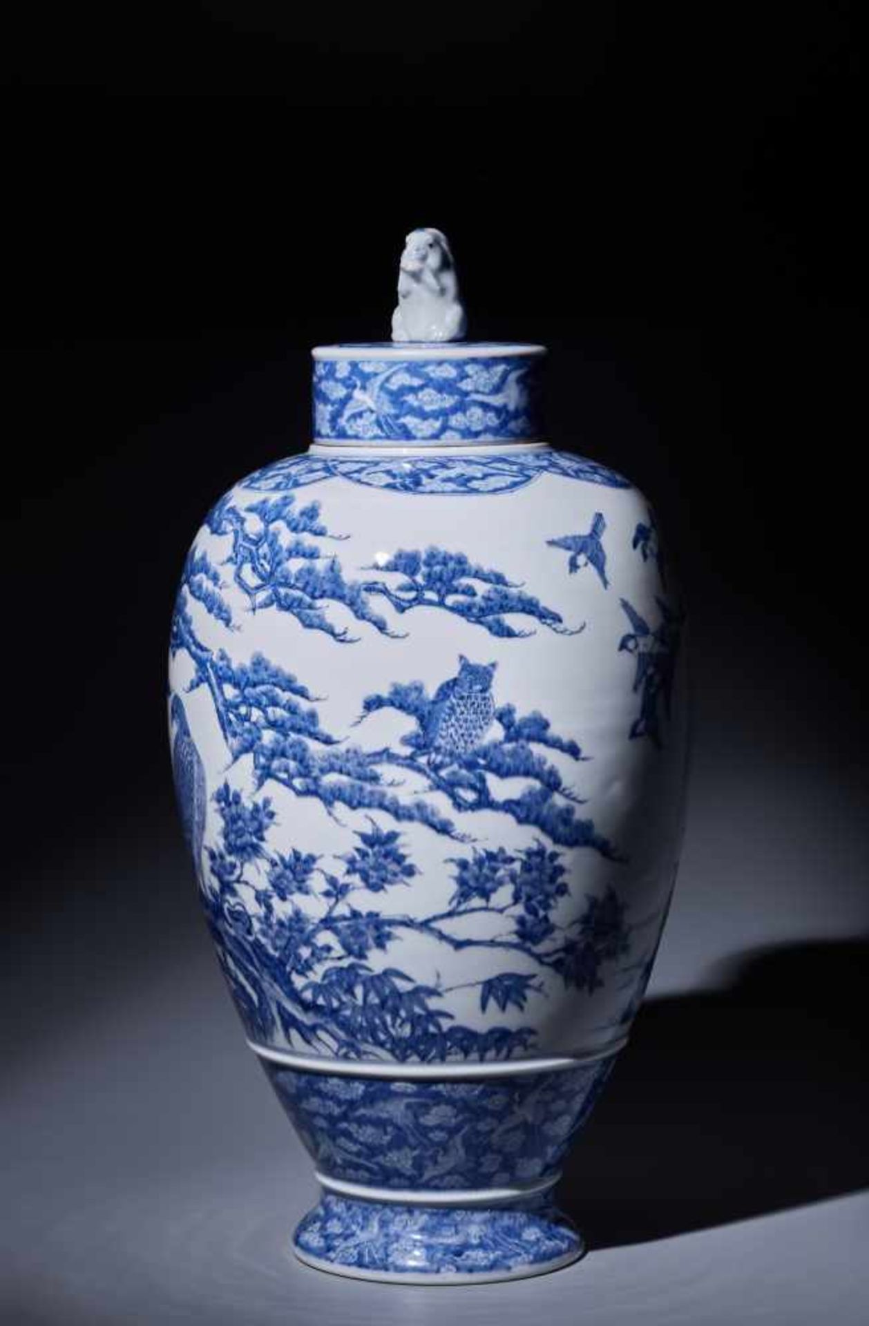 A LARGE AND FINE SETO-WARE BLUE AND WHITE PORCELAIN VASE BY KATO KICHIBEIPorcelain with blue and - Image 2 of 11