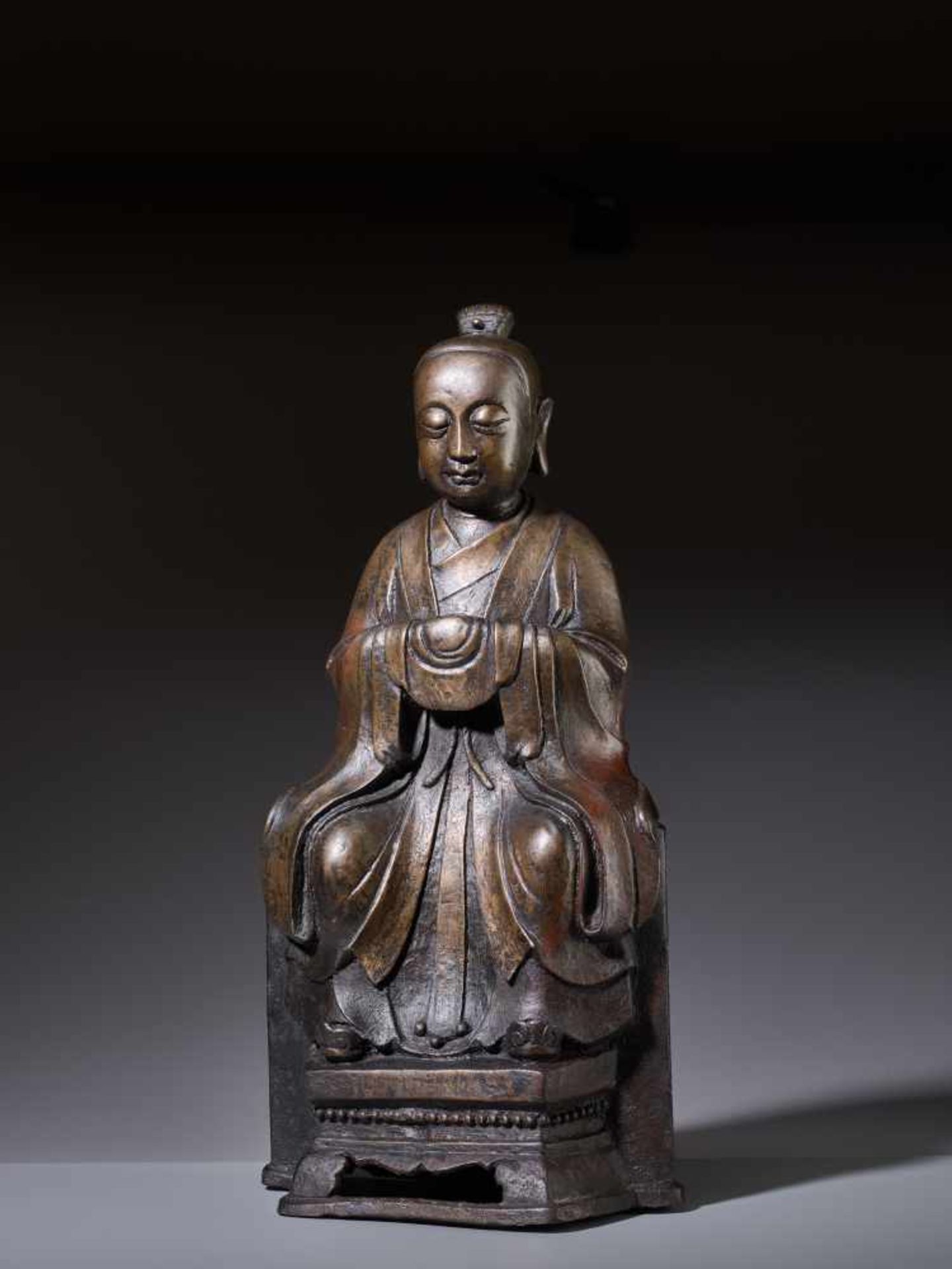 A LARGE BRONZE FIGURE OF A YOUTHFUL DAOIST DEITY, MING DYNASTYCast bronze with incised detail - Image 3 of 8