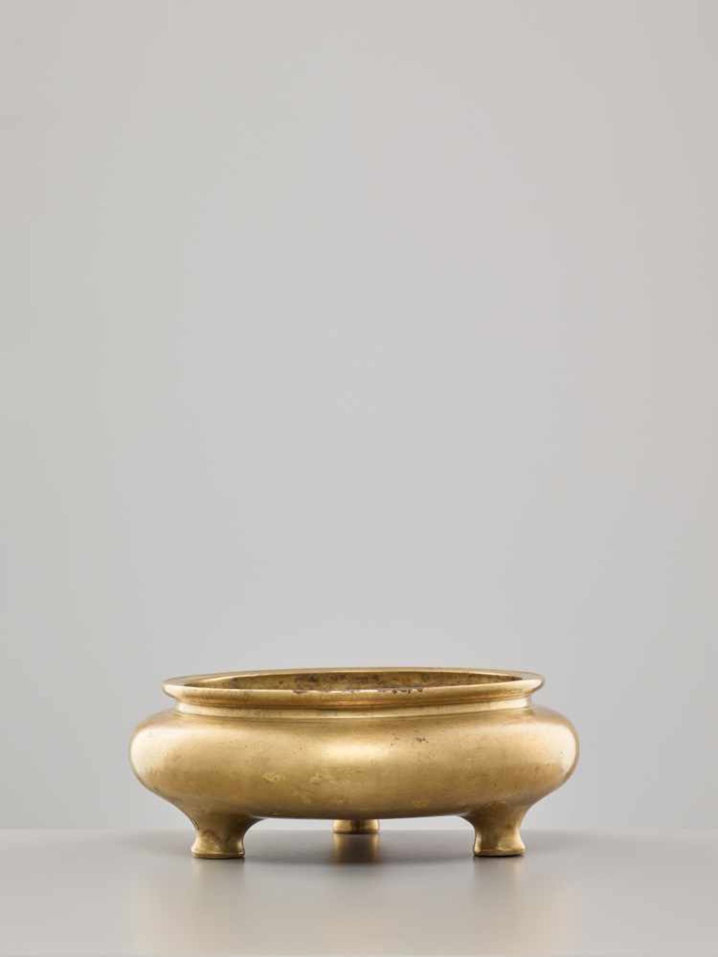 A BRONZE TRIPOD CENSER, XUANDE MARK, 17TH CENTURYThe bronze patinated to a light golden-brown - Image 6 of 9