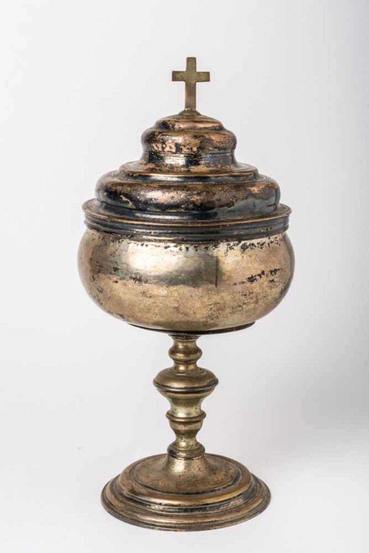 Ziborium versilbert, innen vergoldet, wohl 18./ 19. Jh. 22,5 cm hoch Ciborium, silvered, innen