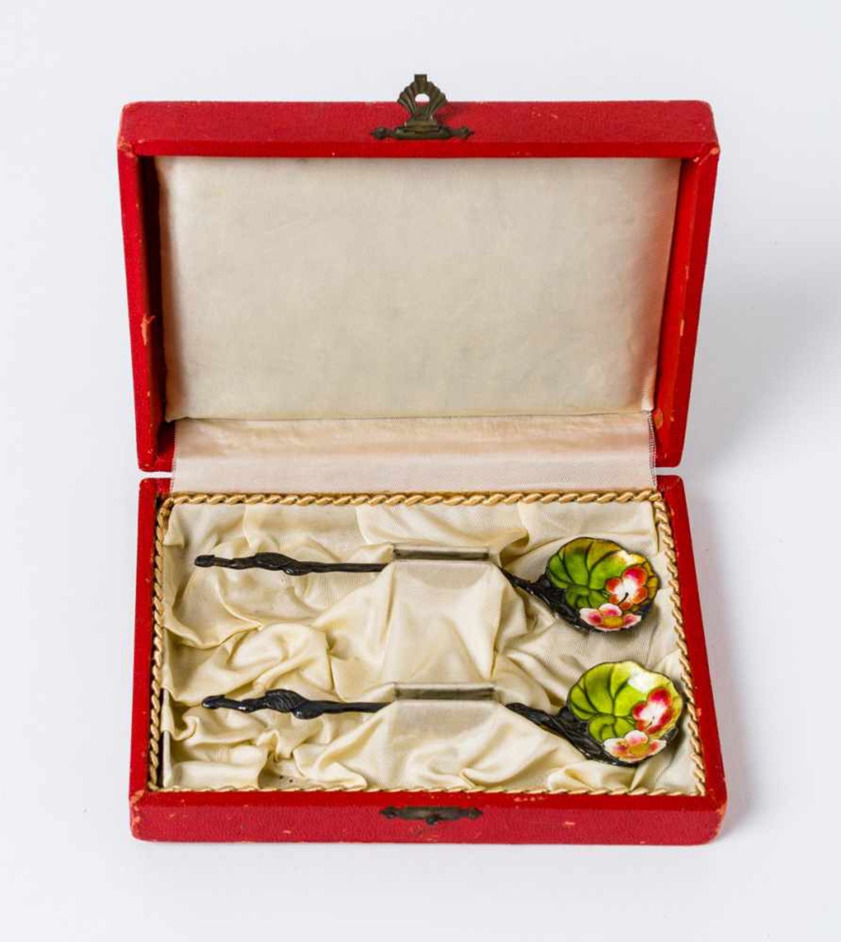 2 emaillierte Silber-Löffel im Kästchen Löffel: 12 cm, Kästchen: 10,3 x 14,5 cm 2 enamelled silver-
