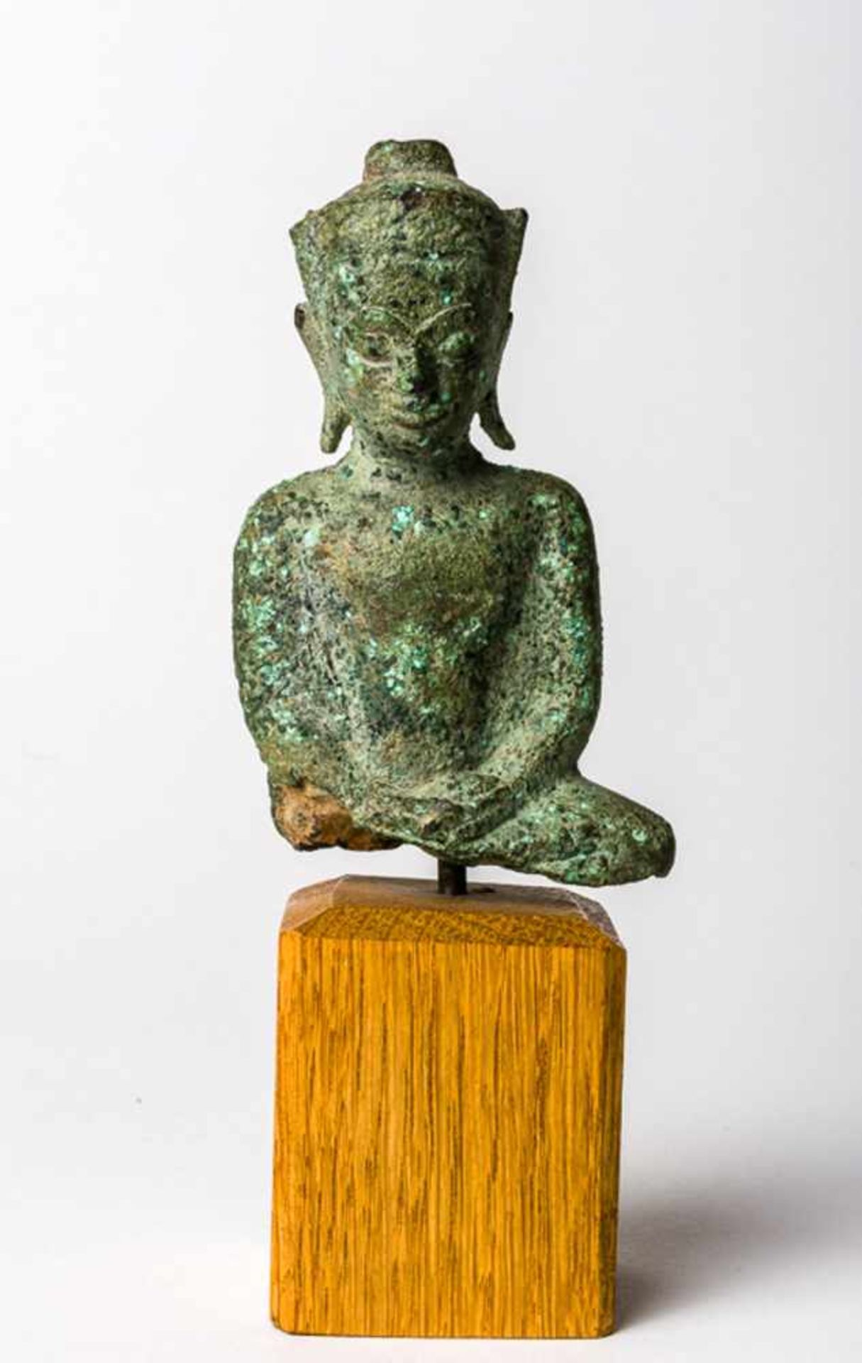 Buddha wohl 18. Jh. 8,5 cm hoch, Sockel: 4,3 cm Buddha, probably 18th c., 8,5 cm high, pedestal: 4,3