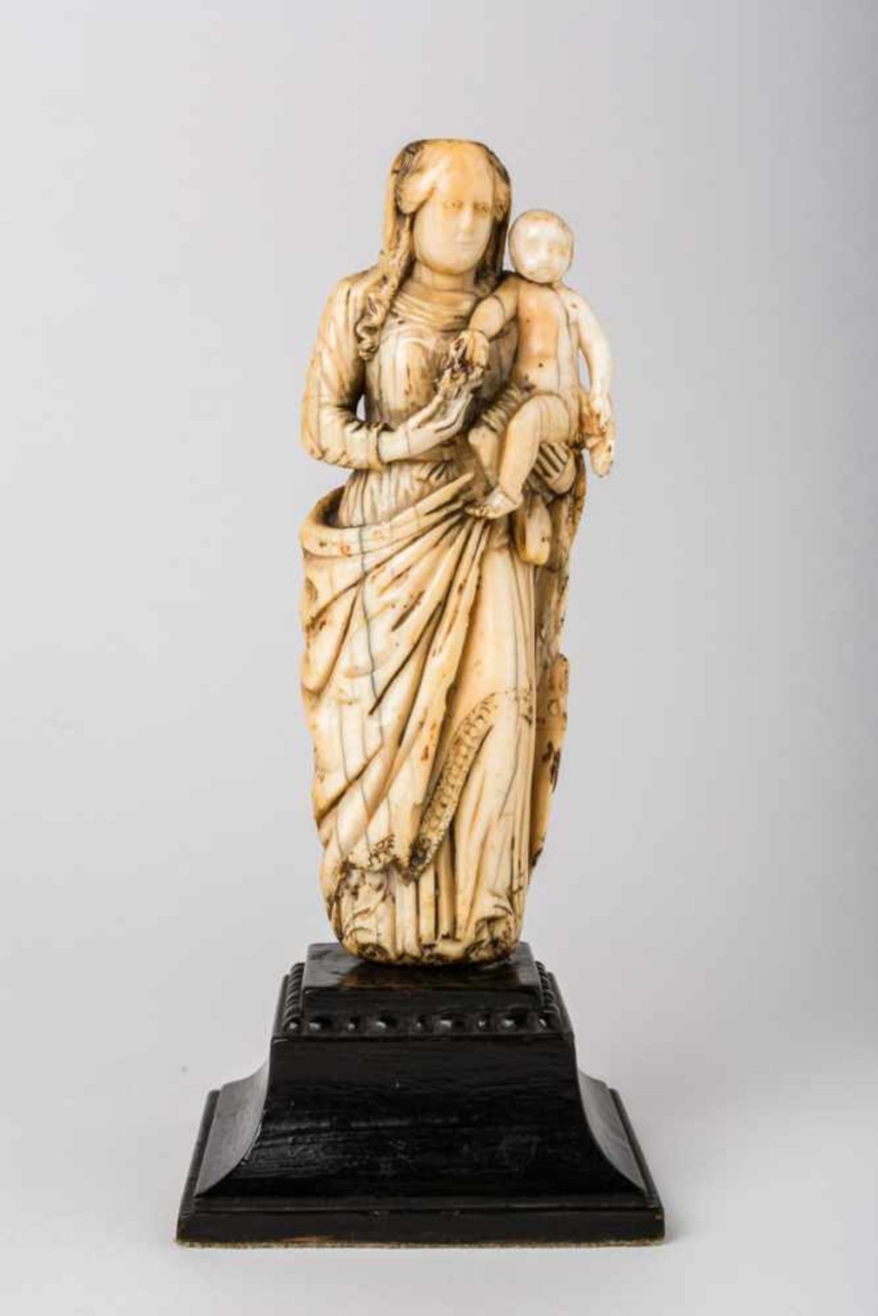 Madonna mit Kind Elfenbein, portugiesisch (?), wohl 16. / 17. Jh. 13,5 cm hoch, Sockel: 3,8 cm