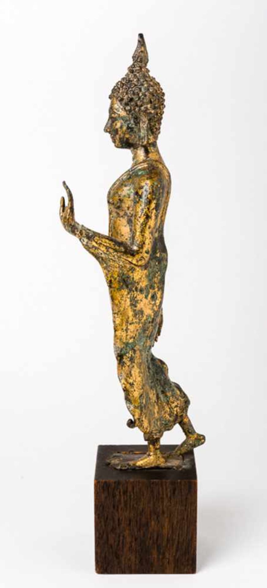 Buddha wohl 19. Jh. 27,3 cm hoch, Sockel: 6,5 cm Buddha, probably 19th c., 27,3 cm high, pedestal: - Image 2 of 2