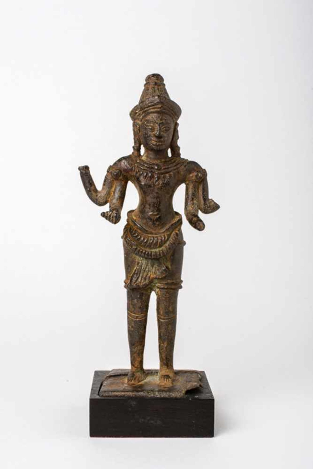 Khmer Gottheit Bronzefigur, wohl 18 / 19. Jh. 16,2 cm hoch, Sockel: 1,9 cm Khmer deity, Bronze