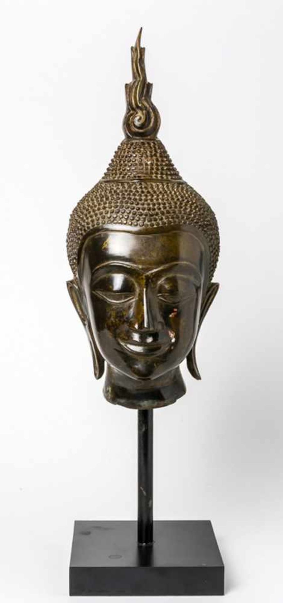 Buddha-Kopf Bronze, wohl 20. Jh. Kopf: 36,5 cm, insgesamt: 56,5 cm Buddha, Bronze, probably 20th c.,