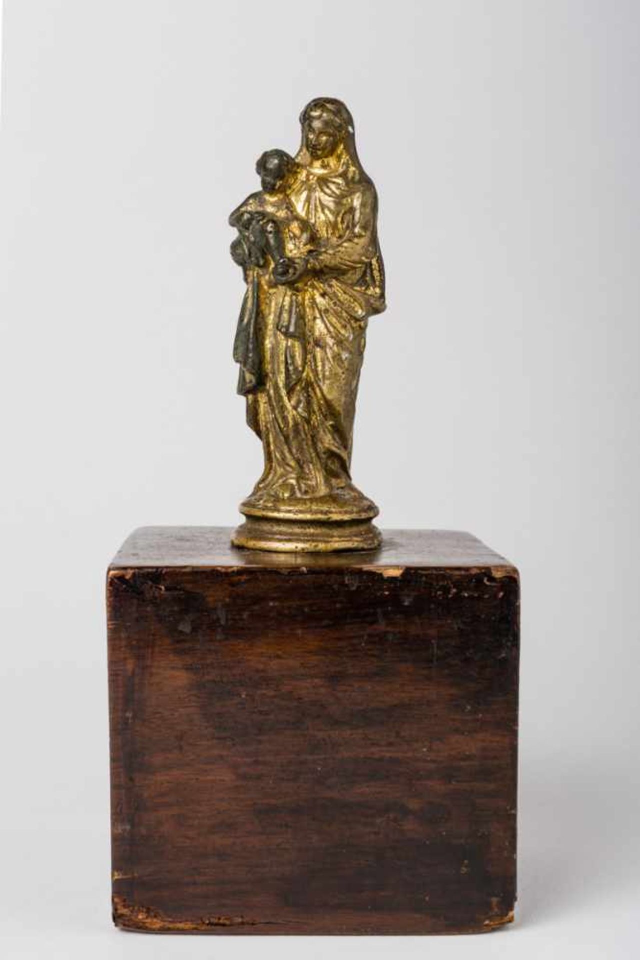 Madonna mit Kind Vergoldete Bronzefigur, wohl 16. / 17. Jh. 9,3 cm hoch, Sockel: 7,2 cm Madonna with