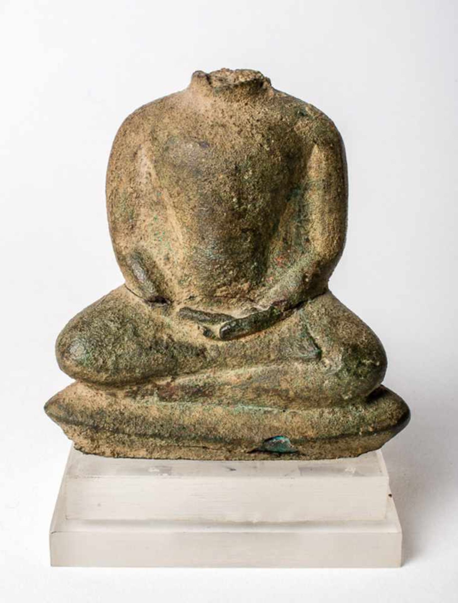 Buddha wohl 18. / 19. Jh. 7,7 cm hoch, Sockel: 1,8 cm Buddha, probably 18. / 19th c., 7,7 cm high,
