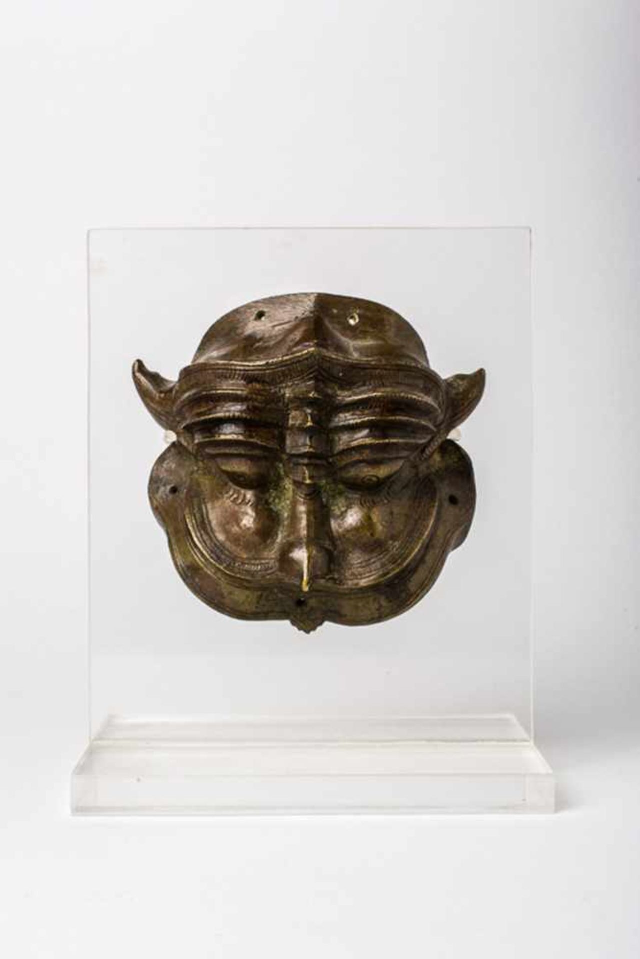 Maske Nepal (?), Bronze, wohl 19. Jh. 11,3 x 11,8 cm Mask, Nepal (?), Bronze, probably 19th c., 11,3