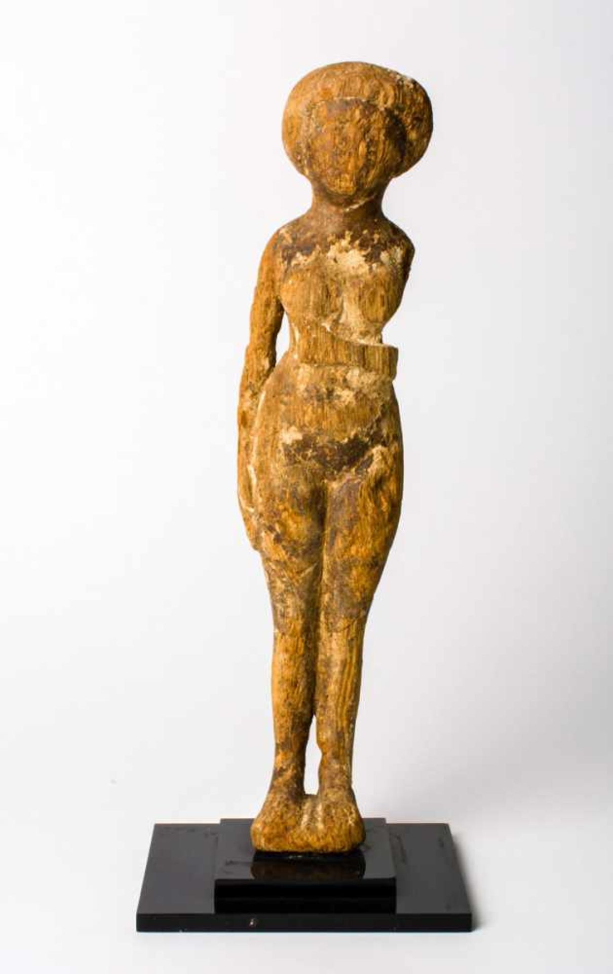 Holzfigur Ursprung und Alter unbekannt 24,5 cm hoch Wooden figure, Provenance and age unknown, 24,