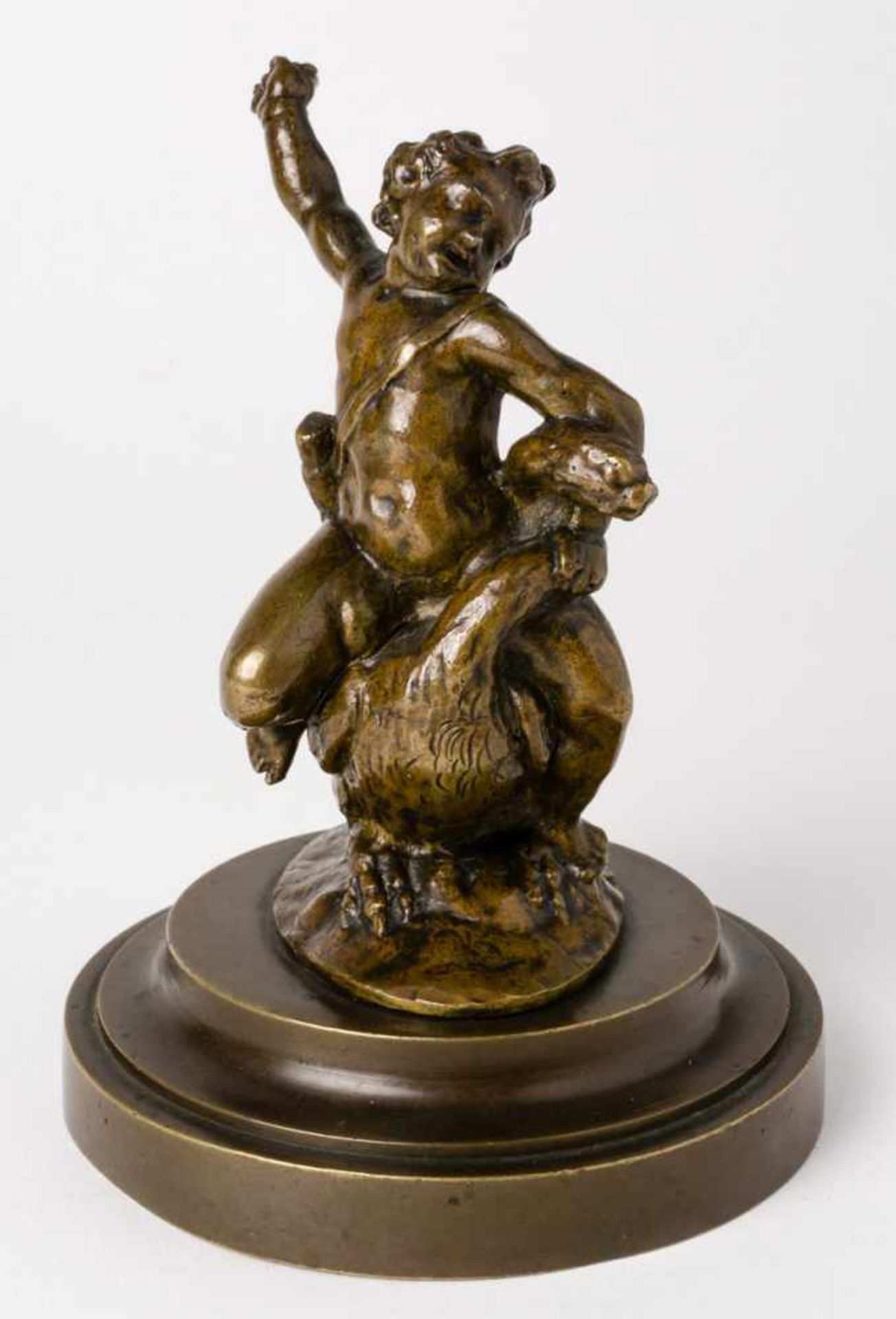 Putto einen Schwan reitend Italienische Bronzefigur, wohl 16. / 17. Jh. 8,8 cm hoch, Sockel: 2 cm