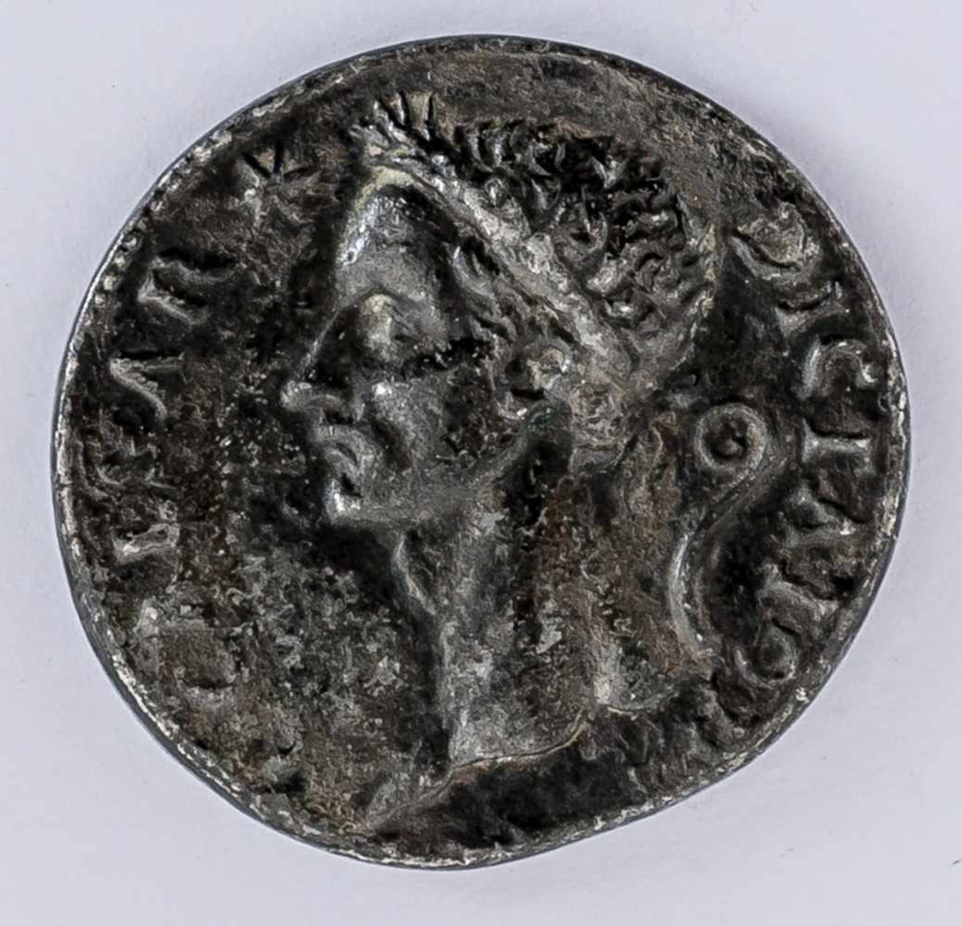 Caesar Italienische Plakette, wohl nach antikem Vorbild, wohl 16. Jh. 3,2 x 3,4 cm Rückseite: "Veni,