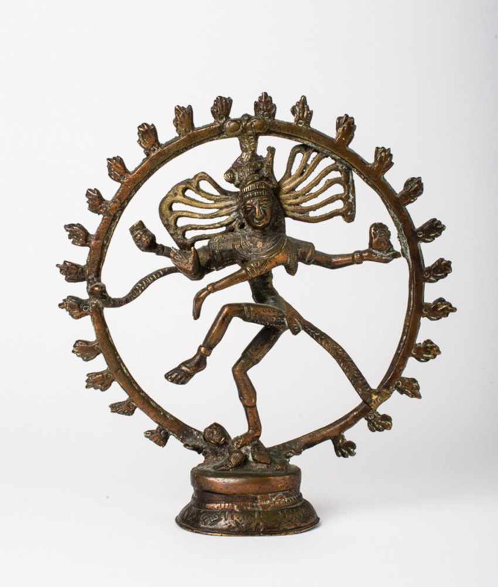 Shiva Nataraja Indien, Messingfigur, 20. Jh. 20,5 x 19,5 cm Shiva Nataraja, India, brass, 20th c.,