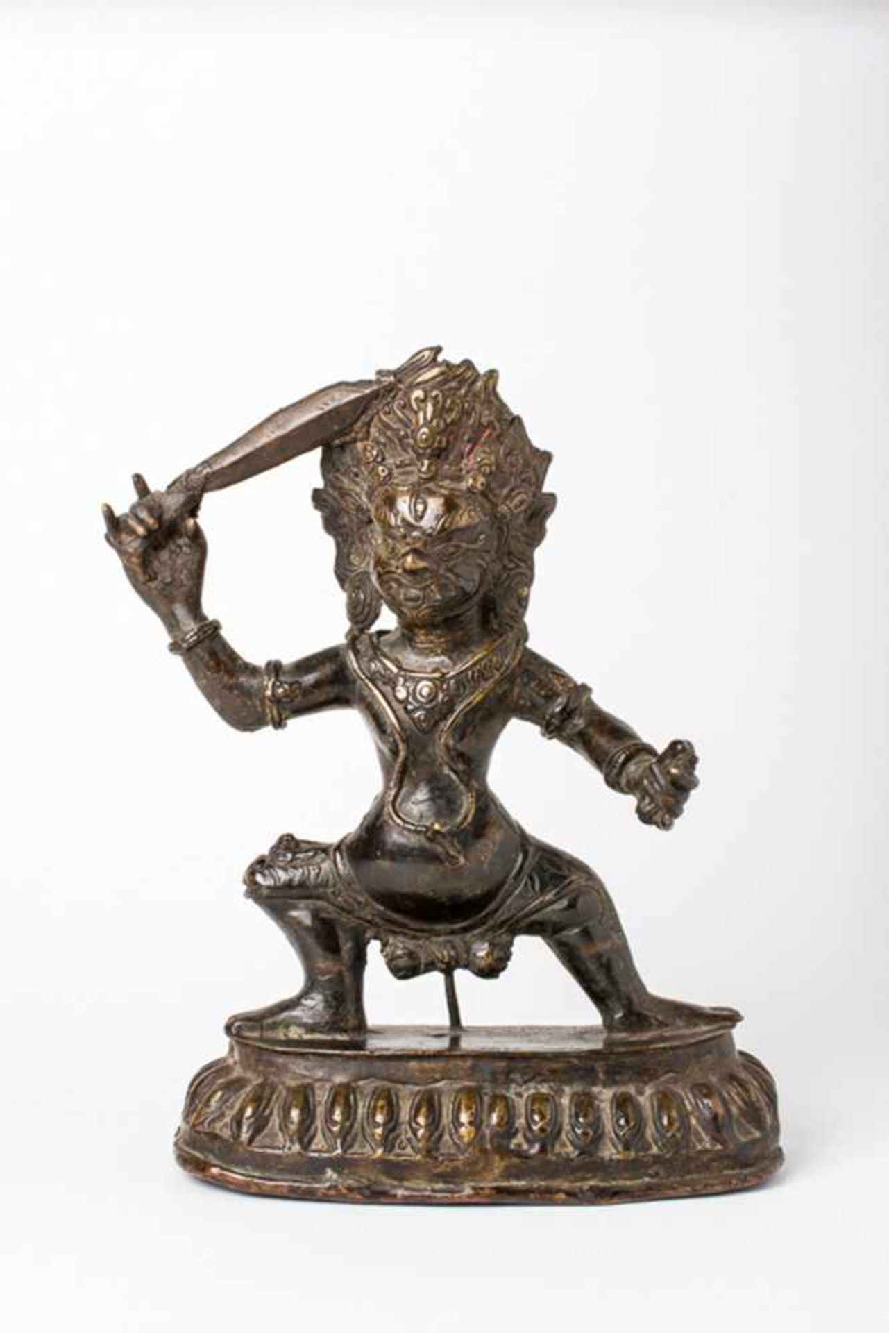 Tibeto-chinesische Gottheit Bronzefigur, wohl 18. / 19. Jh. 23 cm hoch A Sino Tibetan Deity,