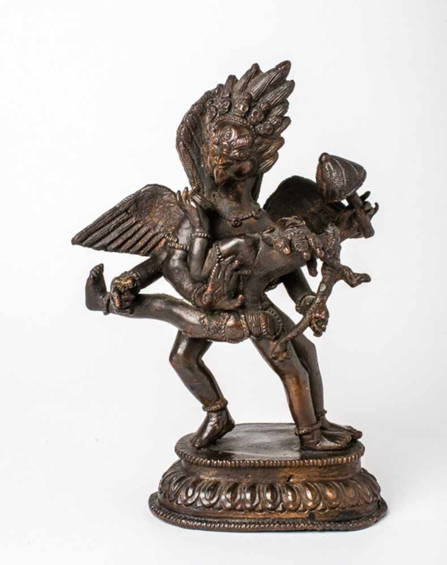 Tibeto-chinesische Gottheit Bronzefigur, wohl 19. Jh. 15 cm hoch A Sino-Tibetan deity, bronze