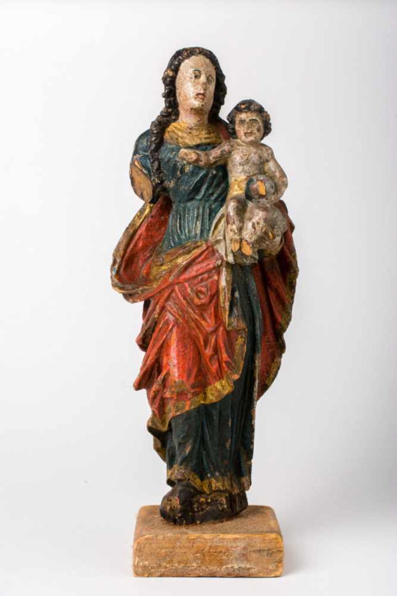 Madonna mit Kind Holzfigur, wohl 18. Jh. 27, 5 cm hoch Madonna with child, Wooden figure, probably